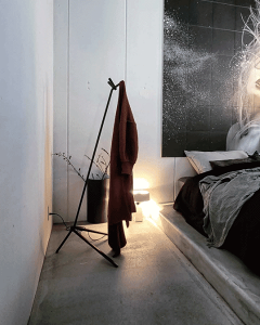 DUENDE UNO HANGER Dark Brown ݊ۗnK[ IuWF̂悤ȑ`ov_Ng C̊pbhgĊnK[ fUCi[YƋ CeA   r