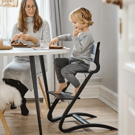 Leander リエンダー ハイチェア ( ブラック)「最高傑作」の座り心地とデザイン美しいフォルムの北欧デザインチェア赤ちゃんから大人まで末永く使える椅子じっと座っていられない子どものために、動きを吸収するよう考え抜かれた設計送料無料