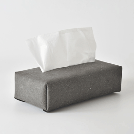 MOHEIM TISSUE COVER (リサイクルレザー / ブラック) ミニマル レザー製ティッシュカバー 薄い なめらかな触り心地 経年変化 手ざわり 色の変化 インテリア雑貨 ギフト リビング ダイニング 玄関 寝室 ティッシュカバー 天然皮革 端材 装飾的 ステッチ 素朴な風合い 送料無料