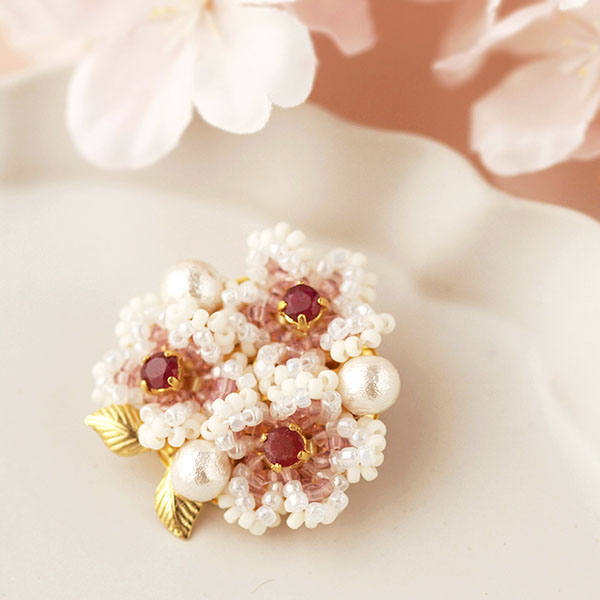 ◆ビーズステッチで桜の花を作るキットです◆さくら(ルビー)・ブローチキット(針と糸付き)