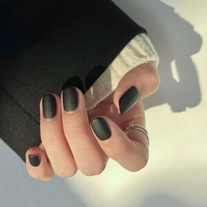 【送料無料】Fuyunohi ネイル チップ ショート 付け爪 黒 ブラック ネイルチップ 簡単 シンプル ネイル用品 24枚入り 両面テープ付き 長持ち DIY用 貼るだけ 簡単 ファクション 女性 プレゼント