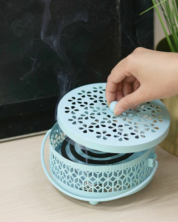楽天市場 送料無料 蚊取り線香ホルダー 蚊取り線香ケース 蚊取り線香入れ 生活雑貨 卓上 床置き 蚊よけ対策 防虫対策 赤ちゃん 子供 アウトドアグッズ キャンプ おしゃれ かわいい 蚊遣り器 アイアン メタル 蚊遣り箱 ガーデニング 庭 q 渦巻 パステル Plus Nao