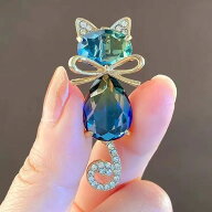 送料無料 ブローチ レディース アクセサリー コサージュ ピンバッジ ストーン 猫モチーフ ネコ 子猫 キラ…