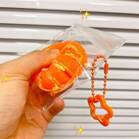 スクイーズ みかん リアル 剥きかけ もちもち むぎゅむぎゅ 低反発 蜜柑 フルーツ 食品サンプル おもちゃ ストレス解消 癒し 景品 果物 キーホルダー ストラップ チャーム おもしろ雑貨 プレゼント ギフト