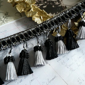 タッセルつきリボン通しブレード(ブラック×シルバー)　20cm　タッセル パーツ カルトナージュ ピアス 手芸 ハンドメイド 材料 ボリューム 大ぶり 房 キータッセル カーテン チャーム かわいい 艶 アクセサリ 問屋　大きい　黒　シルバー 商用