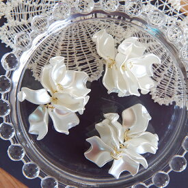 【2個】花びらチャーム 　ペタル パーツ　白　ホワイト 大ぶり　ハンドメイド 手芸 パーツ ピアス アクセサリー イヤリング 問屋　かわいい　おしゃれ　高級　韓国　ゴージャス　ボリューム 商用