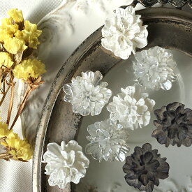 【2個】カーネーション貼りつけパーツ　貼り付け　裏面フラット フラワー　お花　花　白　ホワイト　マット　手芸 パーツ ピアス アクセサリー イヤリング 問屋　かわいい　おしゃれ 　じゃらじゃら 商用