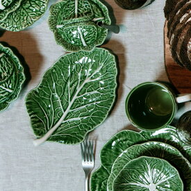 ポルトガルを代表する陶器メーカー　ボルダロピニェイロのテーブルウエア　南欧の豊かなライフスタイルをご家庭に！　キャベツをリアルにユニークに表現　キャベツ リーフプレート グリーン　おしゃれなポルトガル食器　レンジOK　食洗器OK