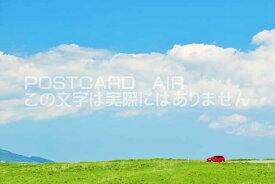 【日本のポストカードAIR】熊本県　阿蘇の大地を走る赤い車のはがきハガキ葉書 撮影/YOSHIO IWASAWA