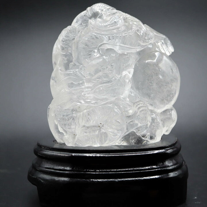 楽天市場】水晶 龍の手彫り彫刻 1.310Kg 木製台座付き 迫力の重量級 