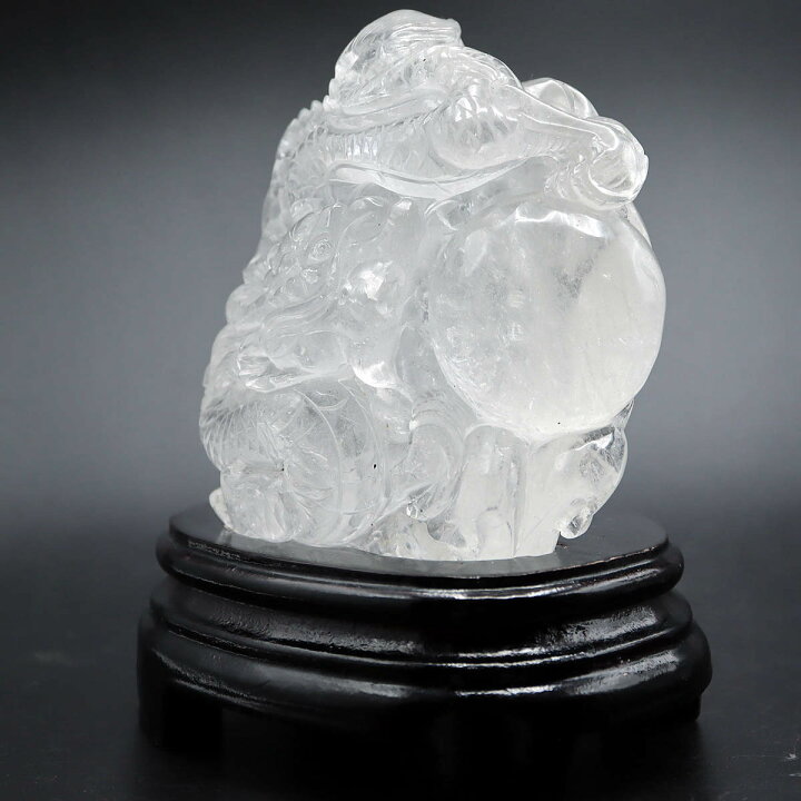 楽天市場】水晶 龍の手彫り彫刻 1.310Kg 木製台座付き 迫力の重量級 