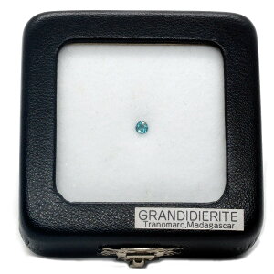 天然・非加熱グランディディエライト ルース ラウンドブリリアント カット 宝石質 0.110ct 鑑別書付き ルースケース付き EX