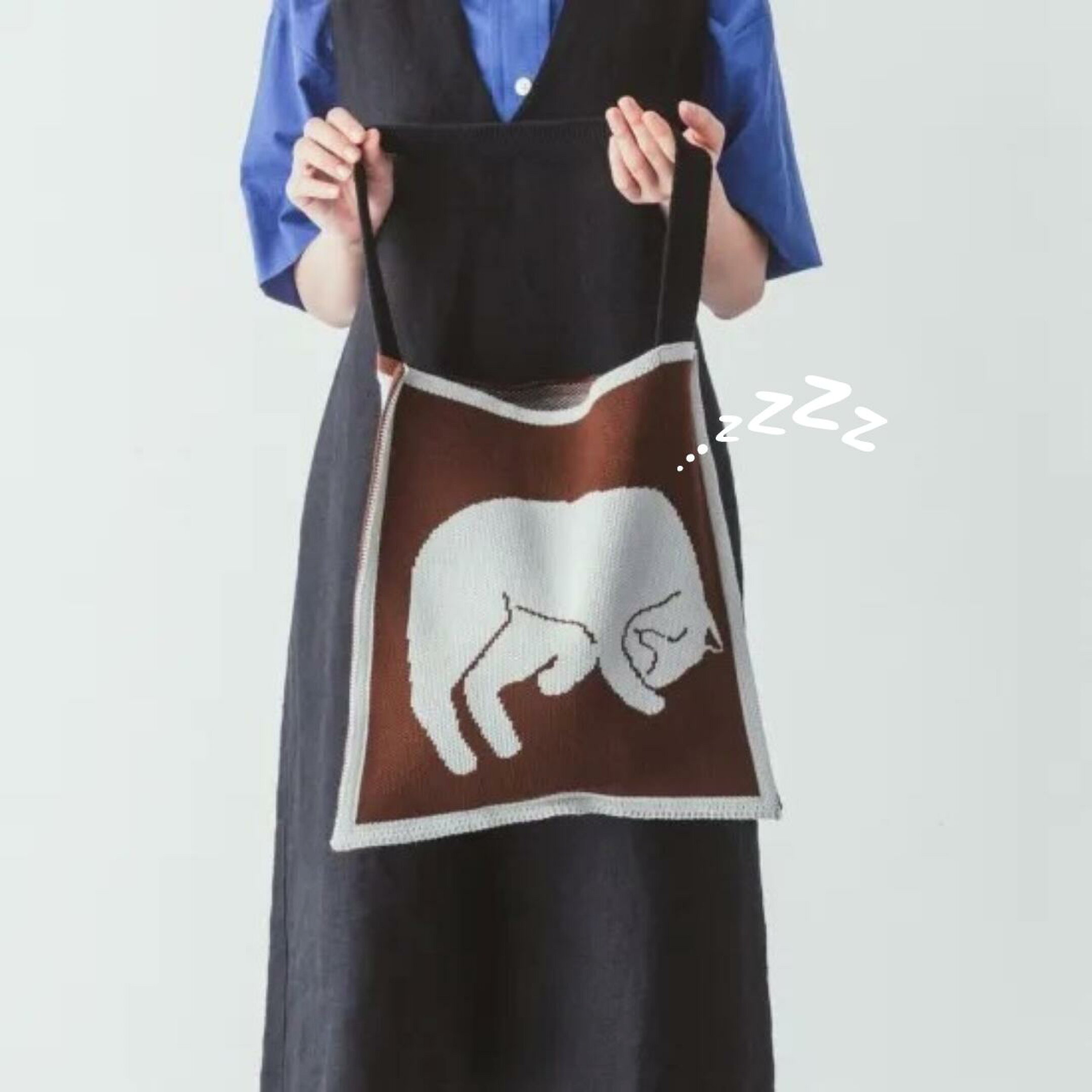 女性へのギフトにもおすすめのFrench Bull（フレンチブル）のニットショルダーバッグ。眠る猫の姿が可愛い、猫好きにはたまらない1品です。裏表でデザインの配色が異なり、手軽に雰囲気を変えて楽しめます。おしゃれで実用性抜群で毎日連れだしたいバッグです。