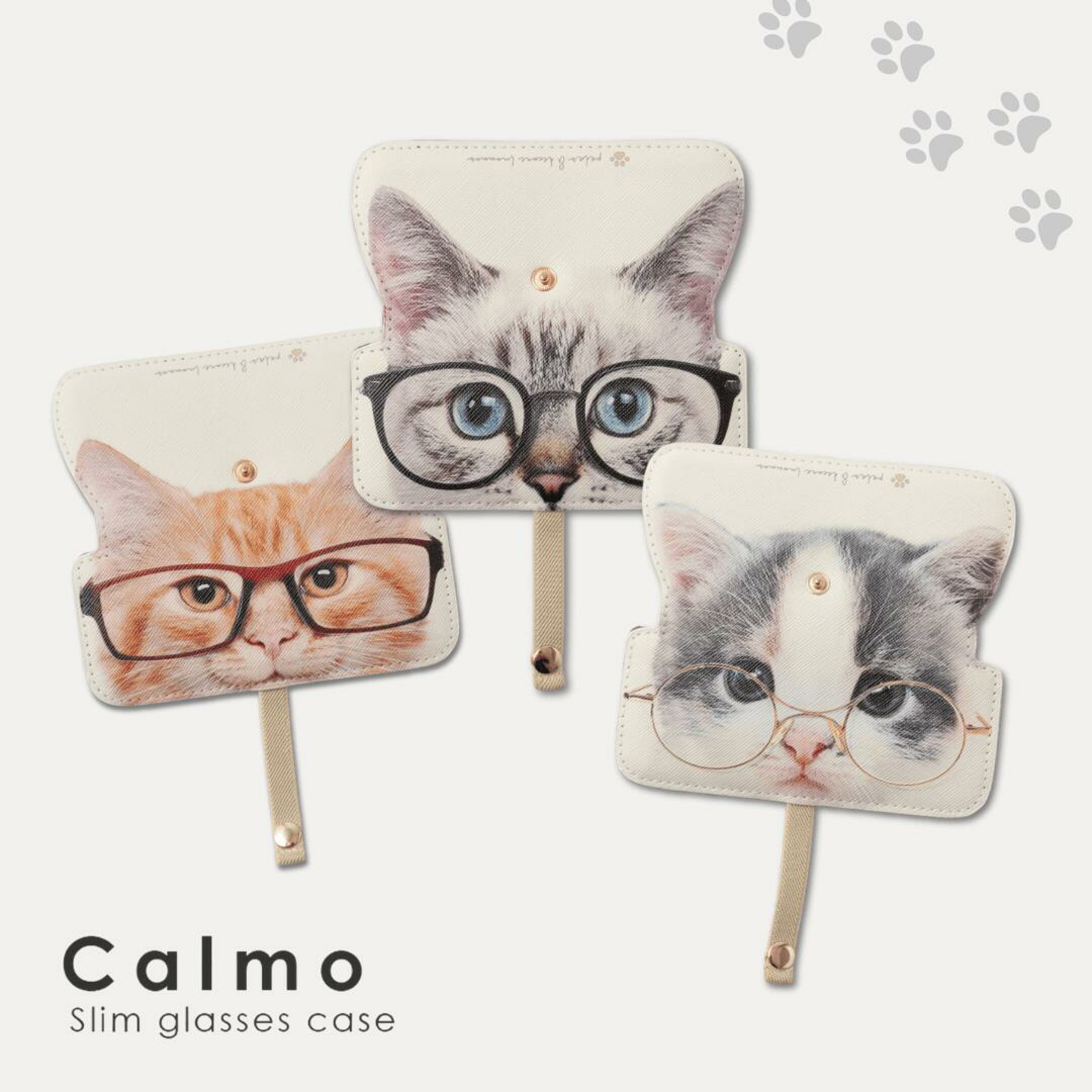 猫の日ギフトにおすすめの軽量スリム眼鏡ケース。サバトラ・チャトラ・スコティッシュストレートの3匹が眼鏡をかけたおしゃれなイラストデザイン。コンパクトで持ち運びやすく、バッグの中を彩る大人可愛い猫雑貨。猫好きさんへの実用的なプレゼントや自分へのご褒美に。