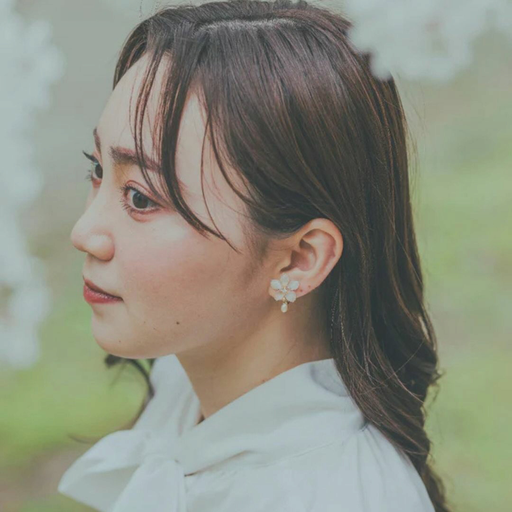 本物の桜アクセサリー。ブランドBali Senyum（バリセニュン）の本物のソメイヨシノを使用したピアス・イヤリング。小ぶりで日常使いしやすいアイテム。淡水パールを使用した揺れるデザインも。入学式・卒業式、お花見、新生活などの春ギフトにおすすめ。