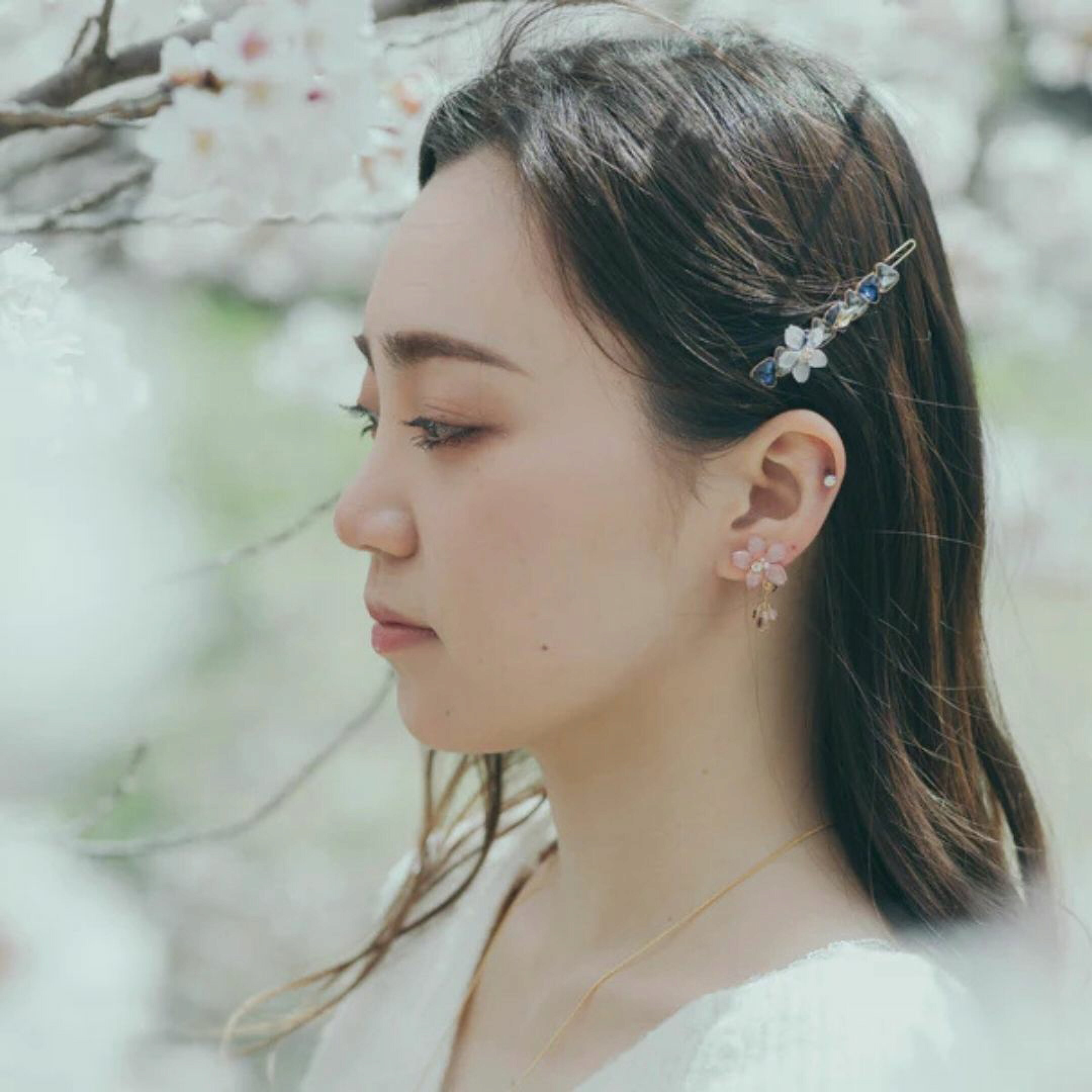 本物の桜アクセサリー。ブランドBali Senyum（バリセニュン）の本物のソメイヨシノを使用したピアス・イヤリング。大ぶりのアクセサリーは存在感抜群。女子会やお花見などの春のイベントに主役として活躍します。友人や彼女への春のプレゼントにもおすすめ。