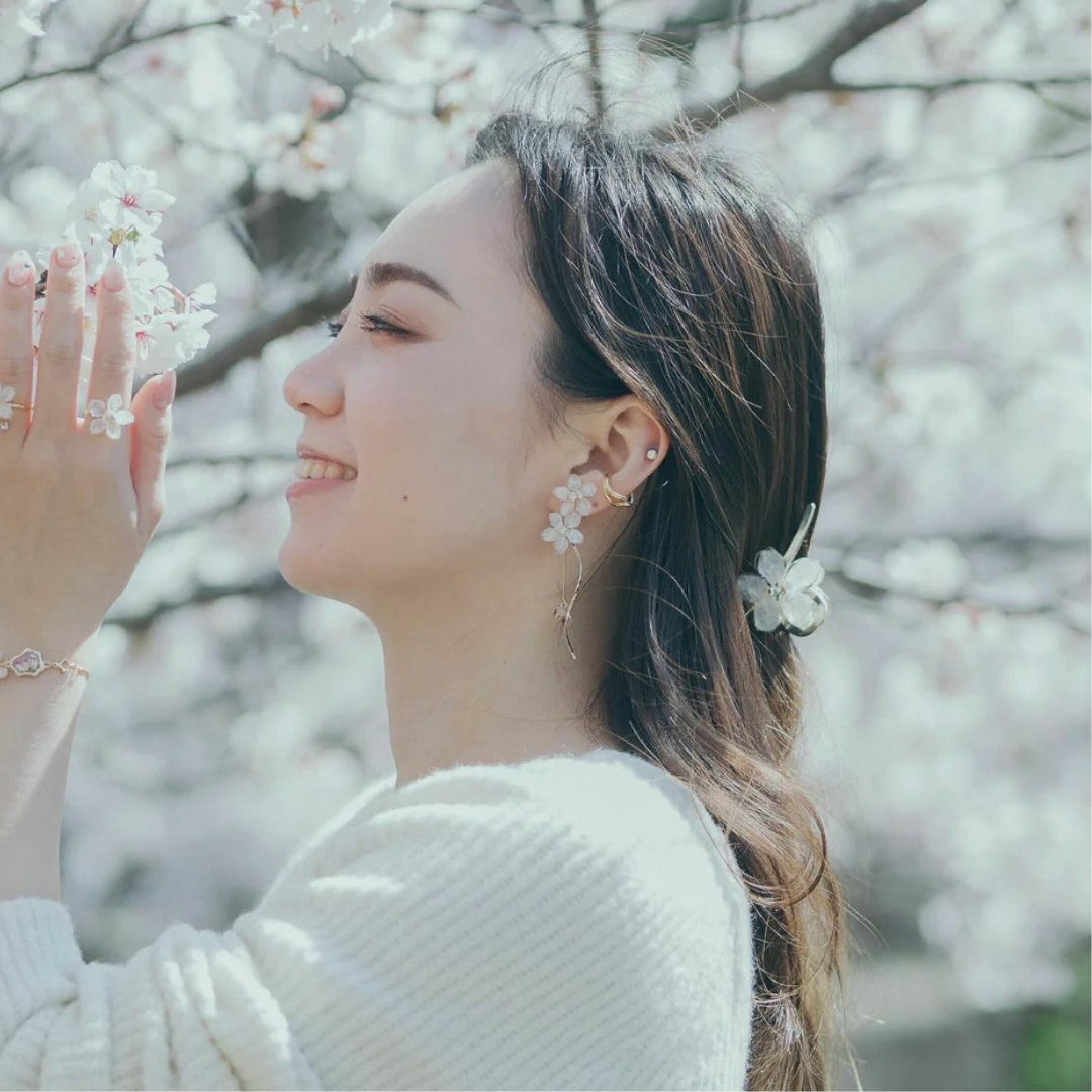 本物の桜アクセサリー。ブランドBali Senyum（バリセニュン）の本物のソメイヨシノを使用したピアス・イヤリング。大ぶりのアクセサリーは存在感抜群。女子会やお花見などの春のイベントに主役として活躍します。友人や彼女への春のプレゼントにもおすすめ。