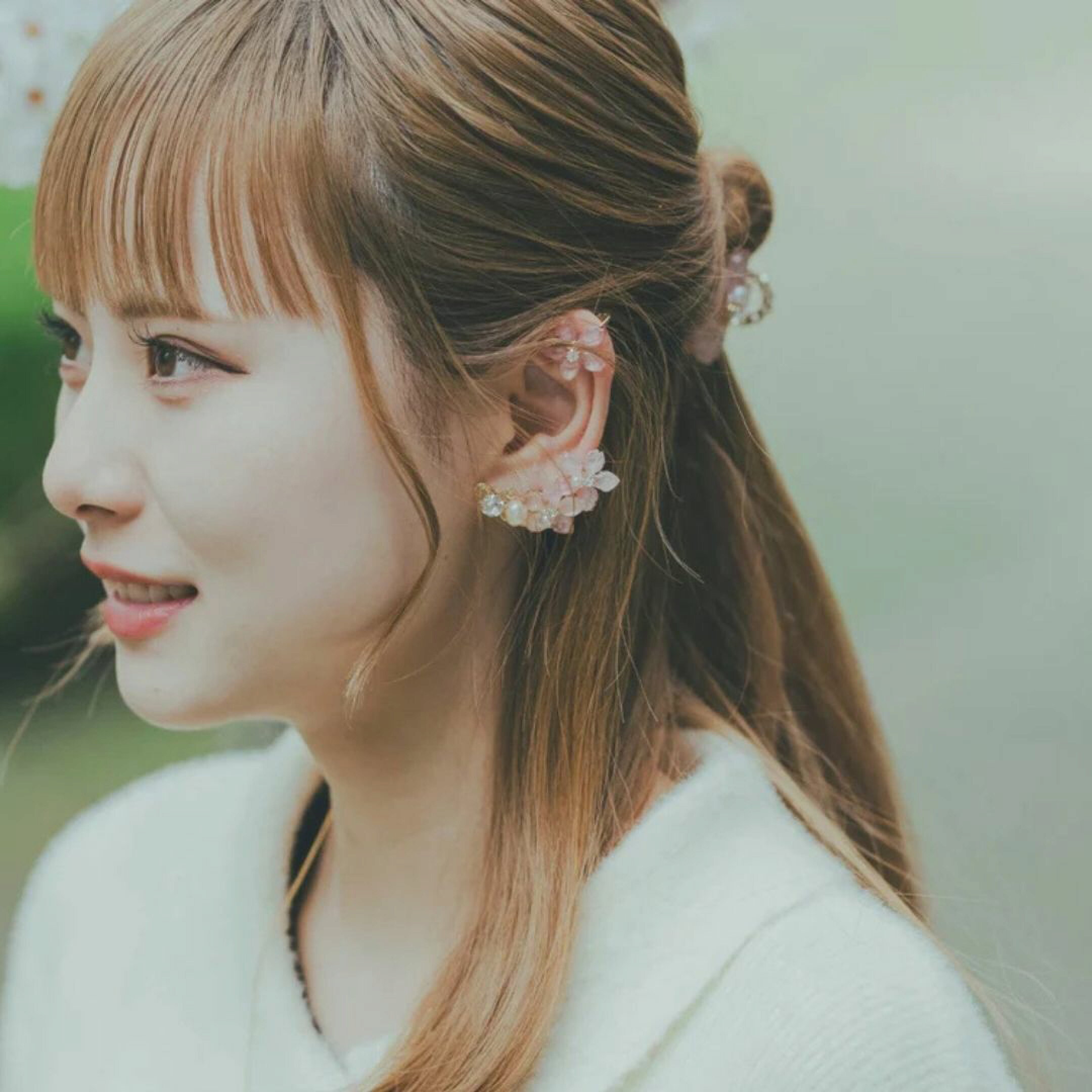 本物の桜アクセサリー。ブランドBali Senyum（バリセニュン）の本物のソメイヨシノを使用したピアス・イヤリング。トレンドのイヤーカフとピアス・イヤリングの重ね付けタイプはその日の気分で自由に表情を変えられるアイテム。パーティーやお花見コーデに。