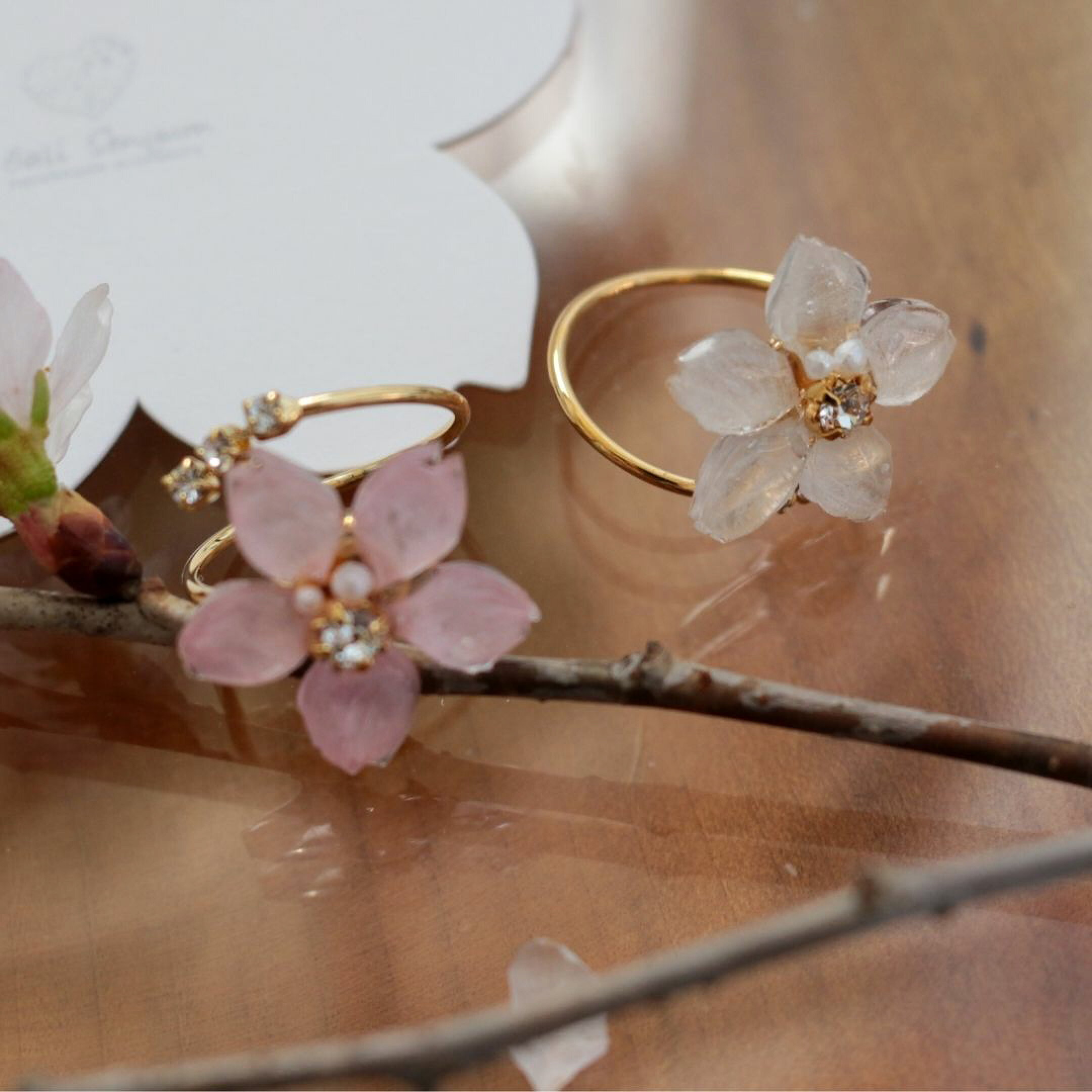 本物の桜アクセサリー。ブランドBali Senyum（バリセニュン）の本物のソメイヨシノを使用した桜リング。手元から本物を楽しめるアイテムです。リングはさりげないおしゃれを楽しみたい方におすすめ。自分へのご褒美や大切な人への春のプレゼントに最適です。