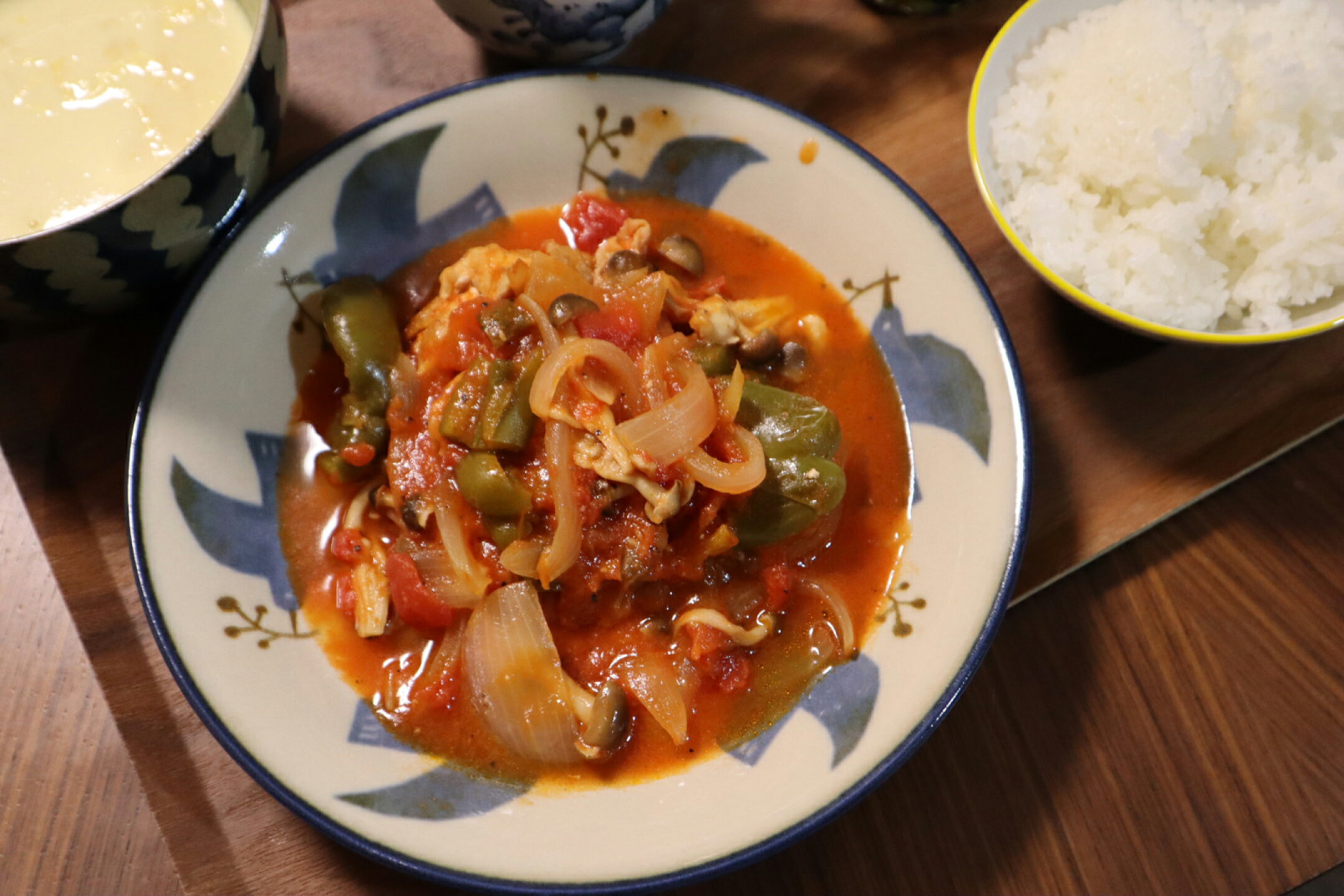 クッカロッキのカレー&パスタ皿は、食卓にちょうどいいサイズ感で、メインの料理を盛り付けやすいため、最も出番の多い器として活躍します。食洗機や電子レンジもOK。実用性も抜群です。ナチュラルなデザインで家族や友人、大切な人への贈り物にもぴったり。