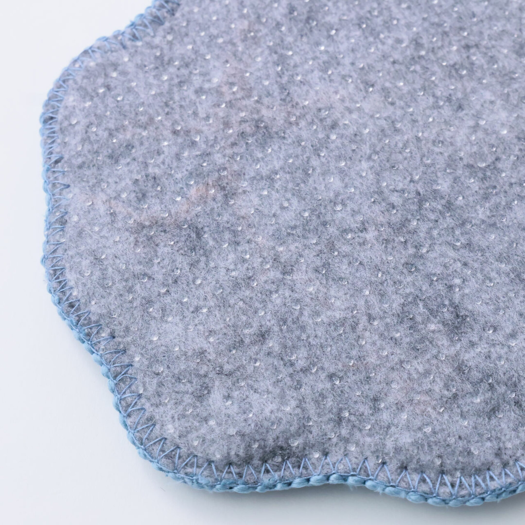 北欧風デザインのアクセントマットは、お部屋の雰囲気をぐっと引き立てます。フローリングでも安心の滑り止め付きで実用性も抜群。人とかぶらない個性的なデザインは、誕生日プレゼントやギフトとして喜ばれるインテリア雑貨です。