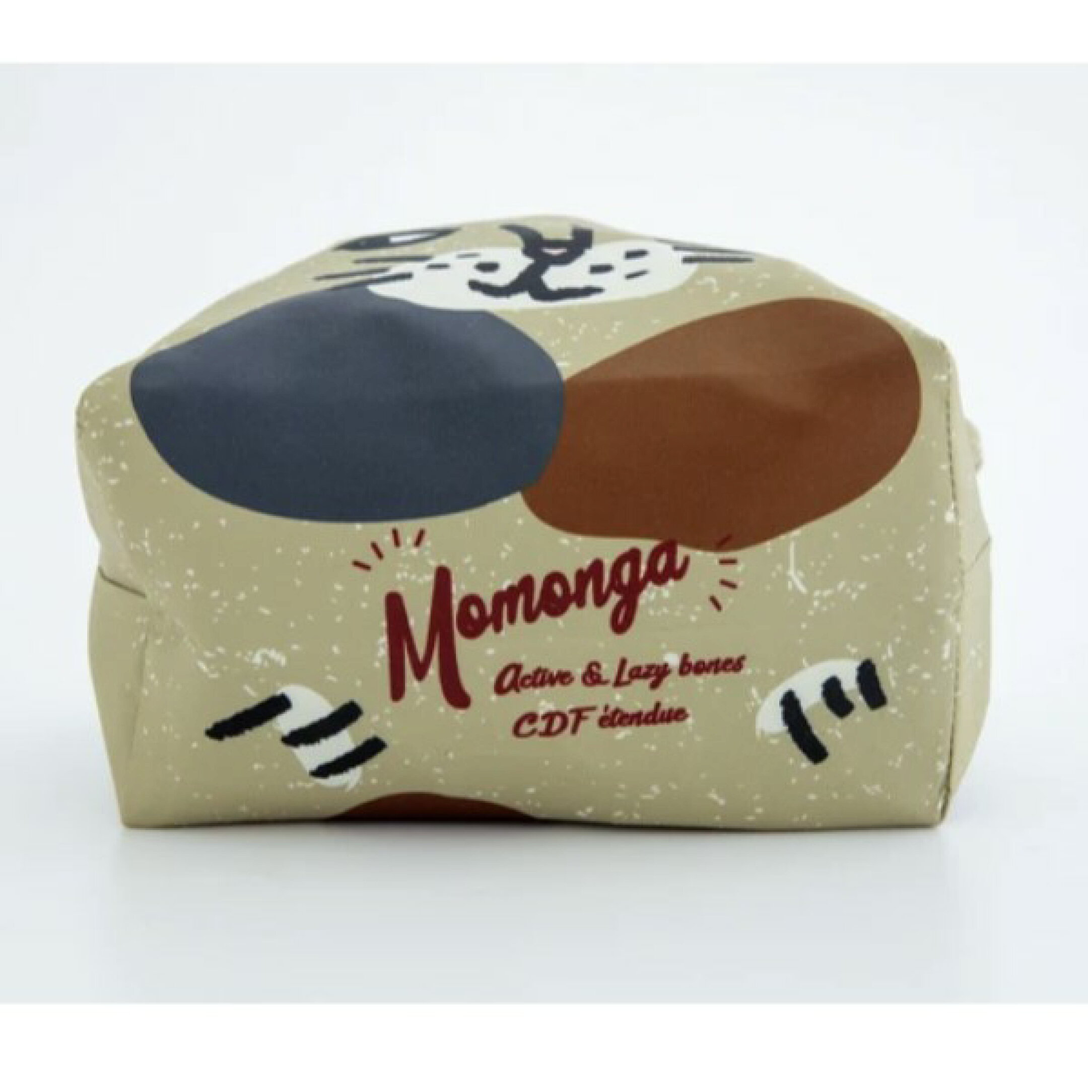 大人気モモンガシリーズの耳付きランチ巾着。保冷・保温効果のある裏地付きで季節を問わず使えます。紐を結ぶと耳が立ち、可愛い動物シルエットに。くっつきクロスとセットで贈れば、毎日のランチタイムが楽しく便利になるギフトに最適です。