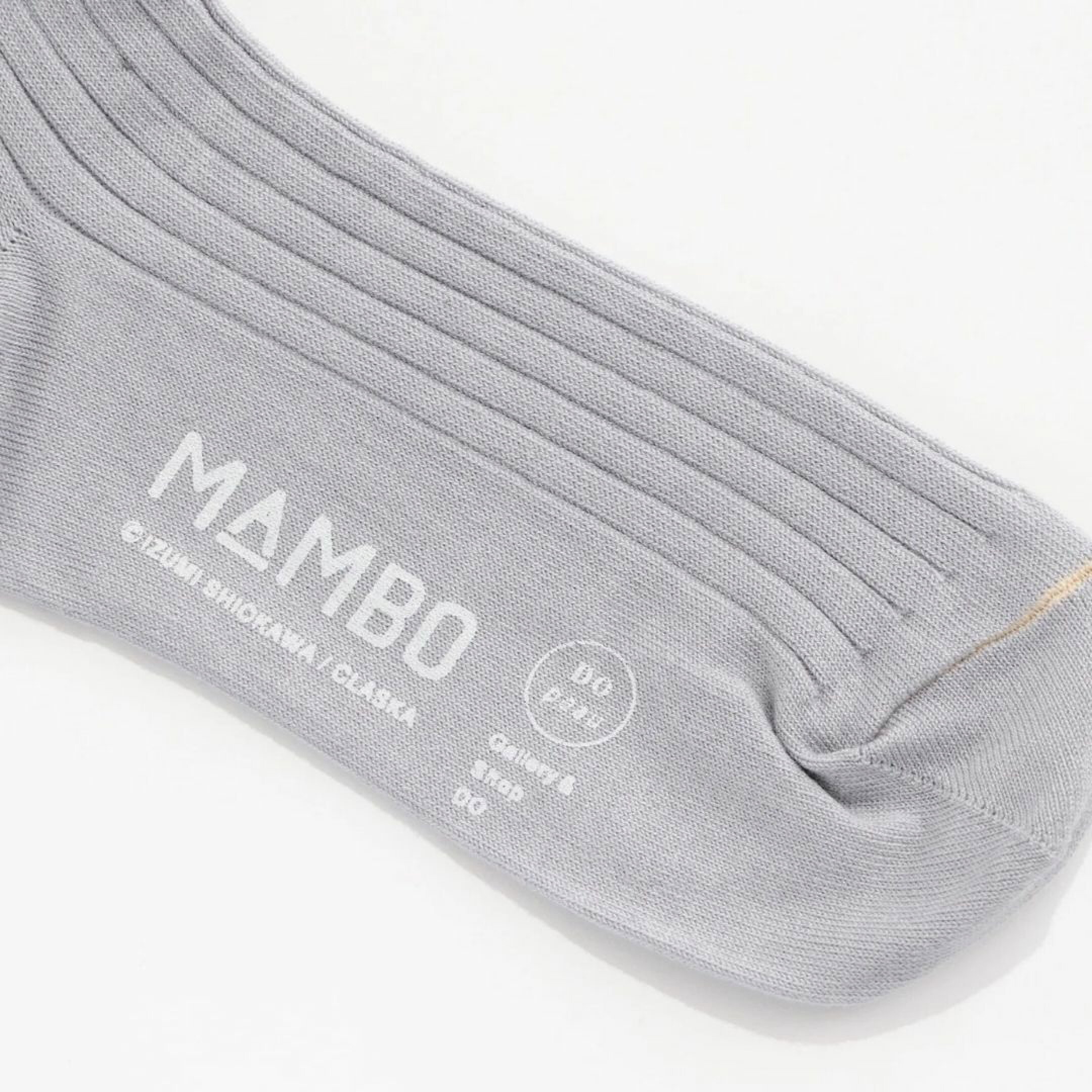 塩川いづみさんが描いたビションフリーゼ犬モチーフのMAMBO（マンボ）のグッズ特集。Tシャツや靴下、時計など、さりげなく可愛らしさを演出できるアイテムが勢ぞろい。刺繍の靴下は、薄手のコットン生地で季節問わず通年履けます。プチギフトとして人気です。