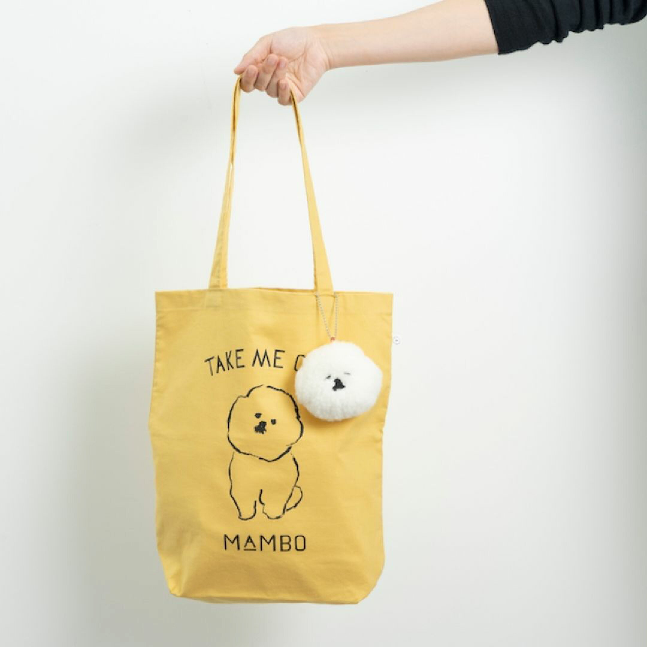 塩川いづみさんが描いたビションフリーゼモチーフのMAMBO（マンボ）のグッズ特集。ぬいぐるみバグチャームは手のひらサイズでバッグやリュックに付けるだけで気分が上がるアイテム。自分用にはもちろん、犬好きの方へのプチギフトや誕生日プレゼント、お礼ギフトに。