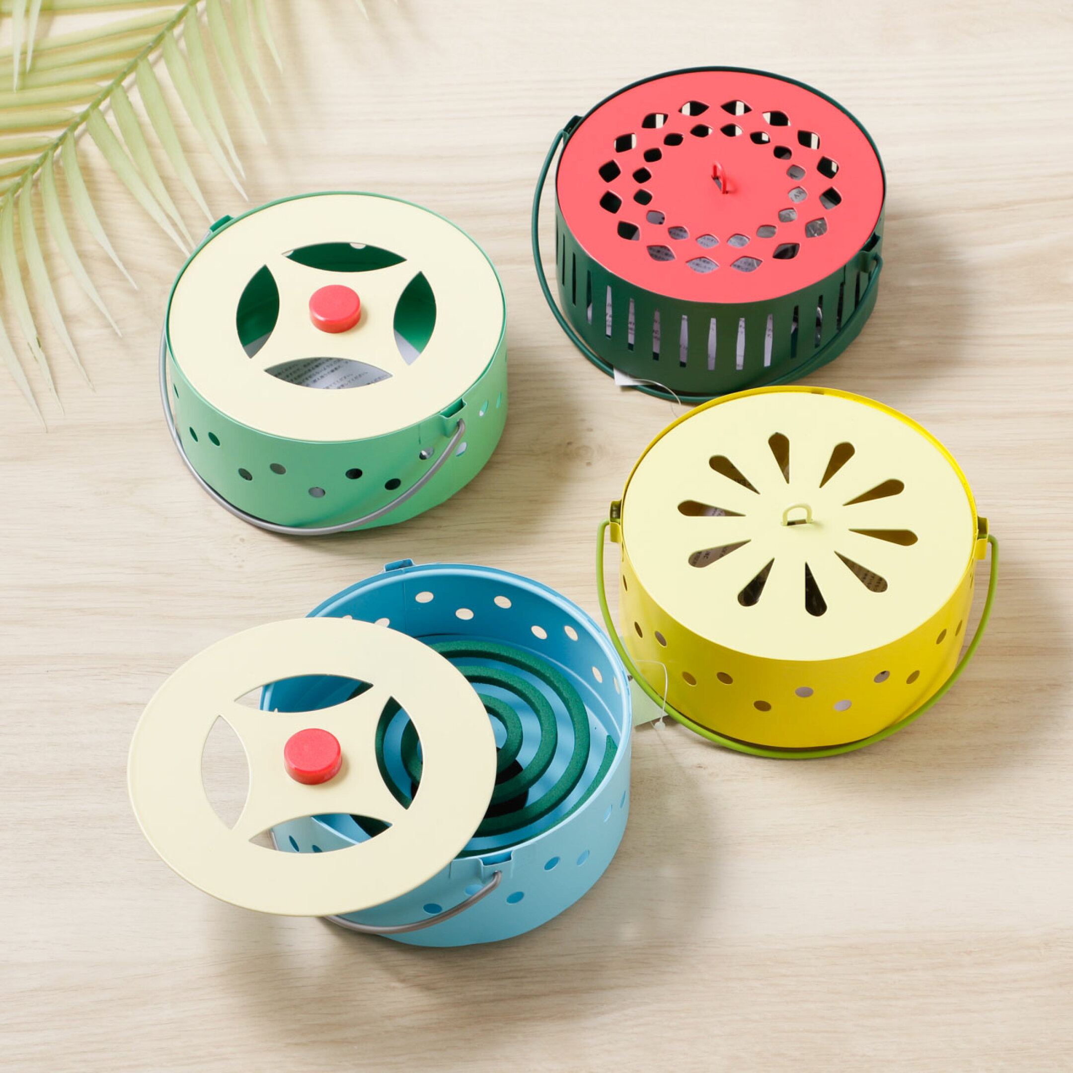 ベランダや縁側、玄関先などのリラックス空間に置いて使える蚊取り線香ホルダー。床置きと吊るして使える2WAY仕様です。可愛らしく爽やかなデザインが魅力です。