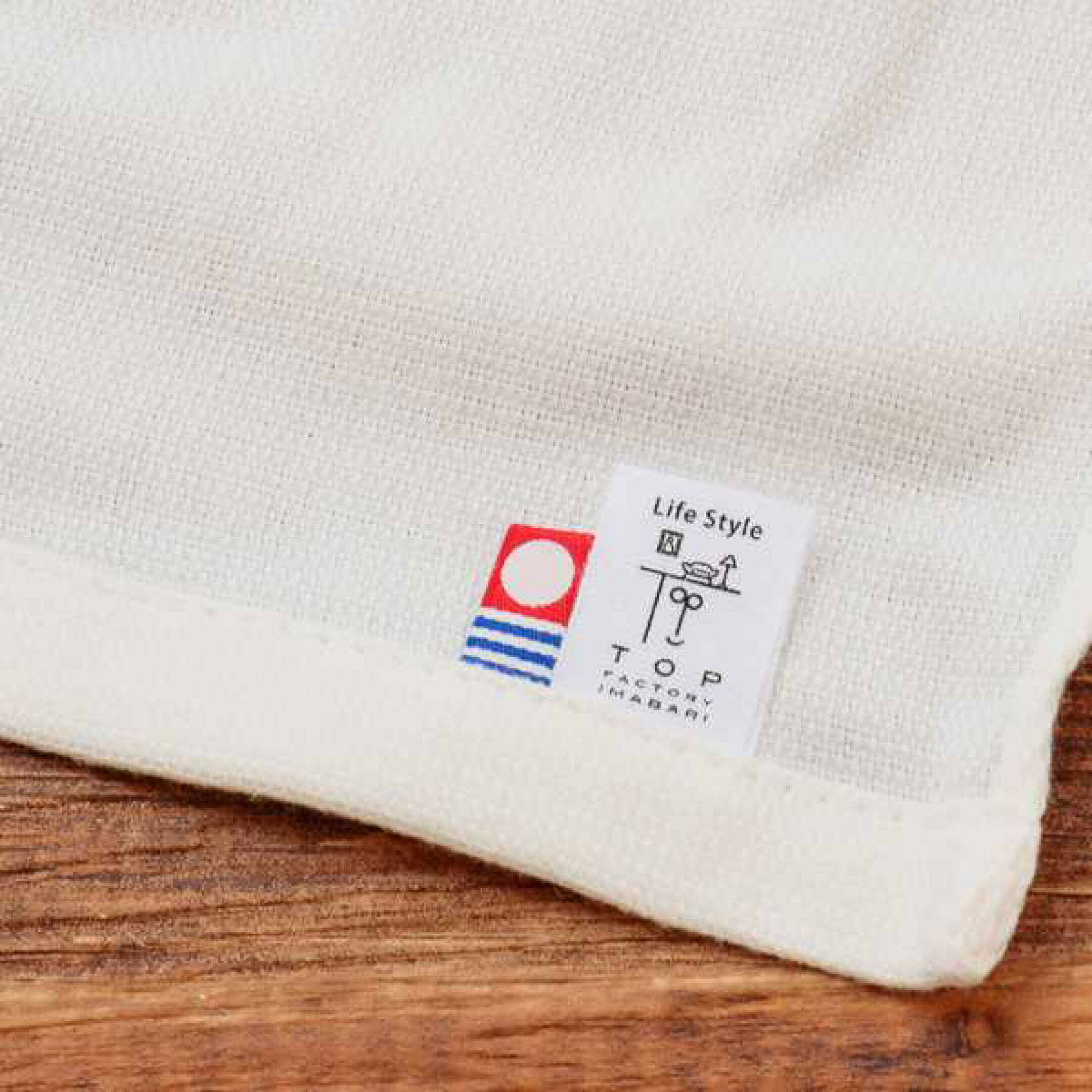 実用性と品質にこだわったまくらカバー「まくらマキコ」。巻くだけの簡単仕様で特許取得の4重ガーゼ構造がズレを防ぎ、朝までしっかりフィット。今治タオル使用で柔らかく寝あとがつきにくく、速乾性も抜群。プレゼントにおすすめです。