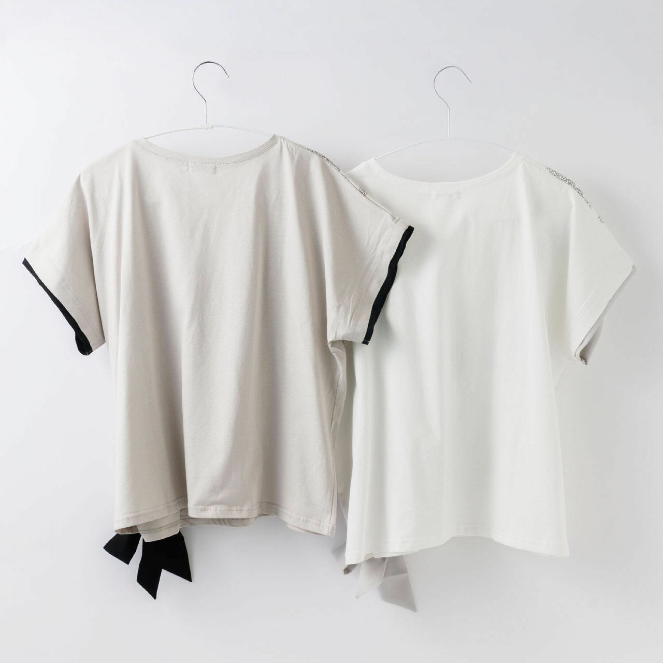 ファッションブランド「KILKI（キルキー）」の2026ss特集。3つ目はリボンＴシャツ。裾にあしらわれたリボンは、なんと取り外し可能！そのままラフに着こなしても、リボンを絞って大人フェミニンにも。1枚で2つの着こなしができるおすすめアイテム。