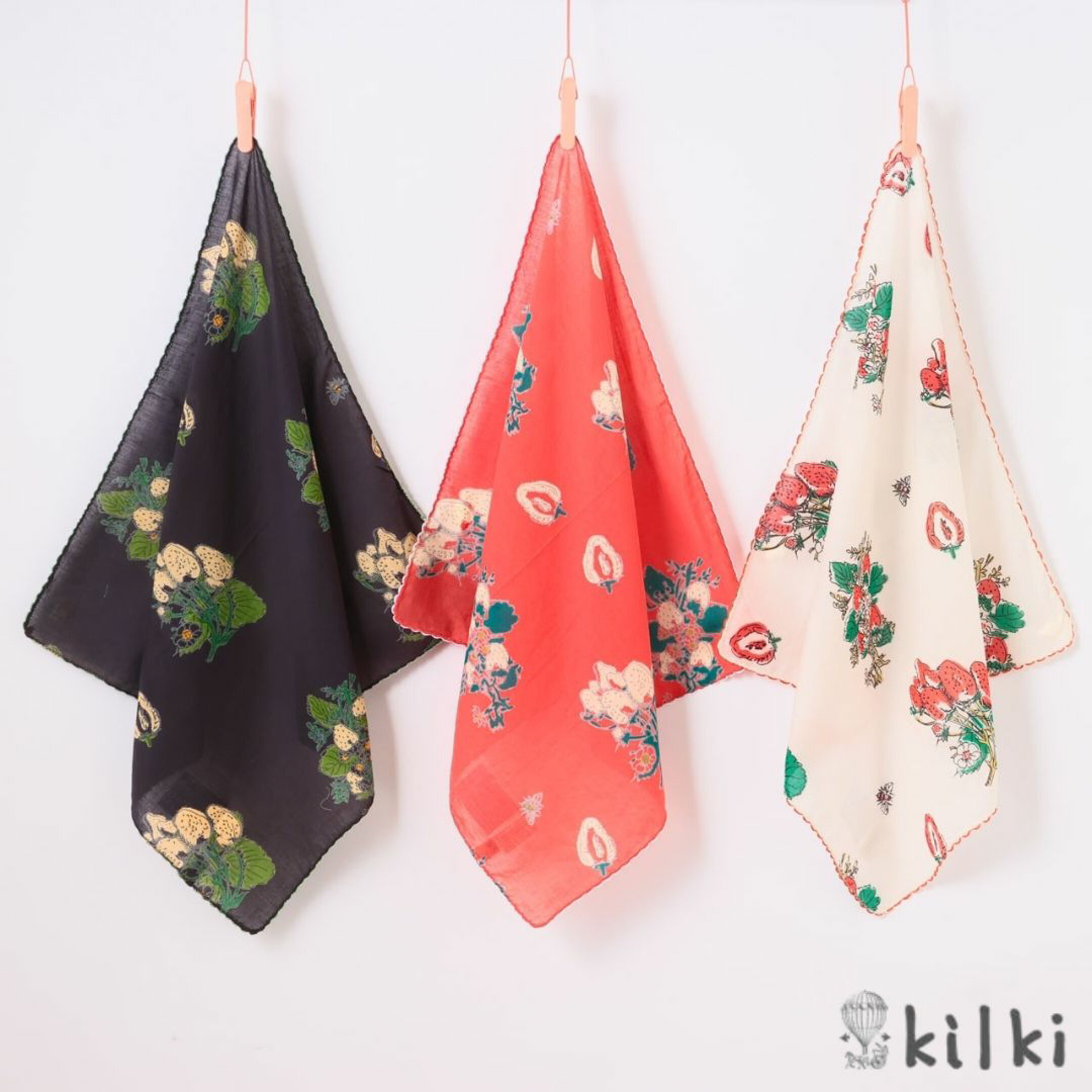 ブランドKILKI（キルキー）の大判コットンハンカチ特集。いちご柄と蜂のイラストが可愛い、人気のストロベリービーは落ち着いた配色と細やかな描画で大人女性へのプレゼントにおすすめ。カラーは白（ホワイト）、黒（ブラック）、レッドの3色。