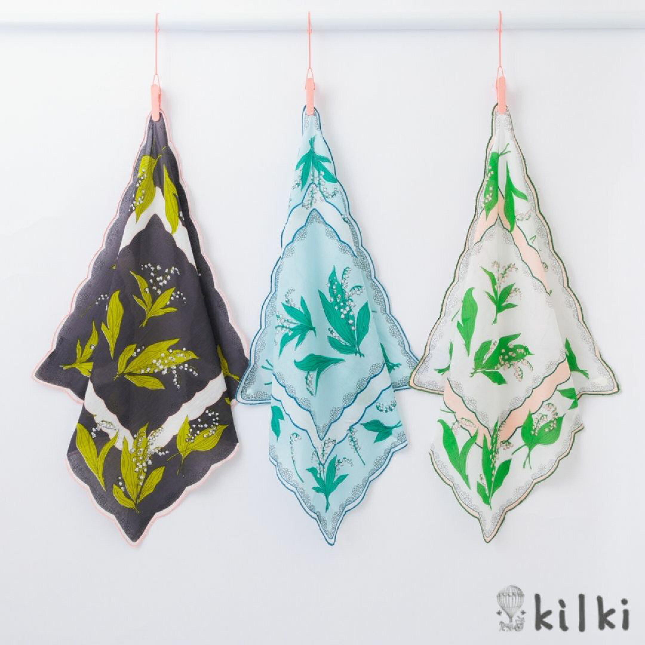 ブランドKILKI（キルキー）の大判コットンハンカチ特集。「ミュゲ」はフランス語で「スズラン（鈴蘭）」という意味。名前の通り幸せを呼ぶ花鈴蘭をモチーフにしたハンカチです。カラーは黒（ブラック）、ブルー、白（ホワイト）の3色。大人っぽいデザインがおしゃれ。