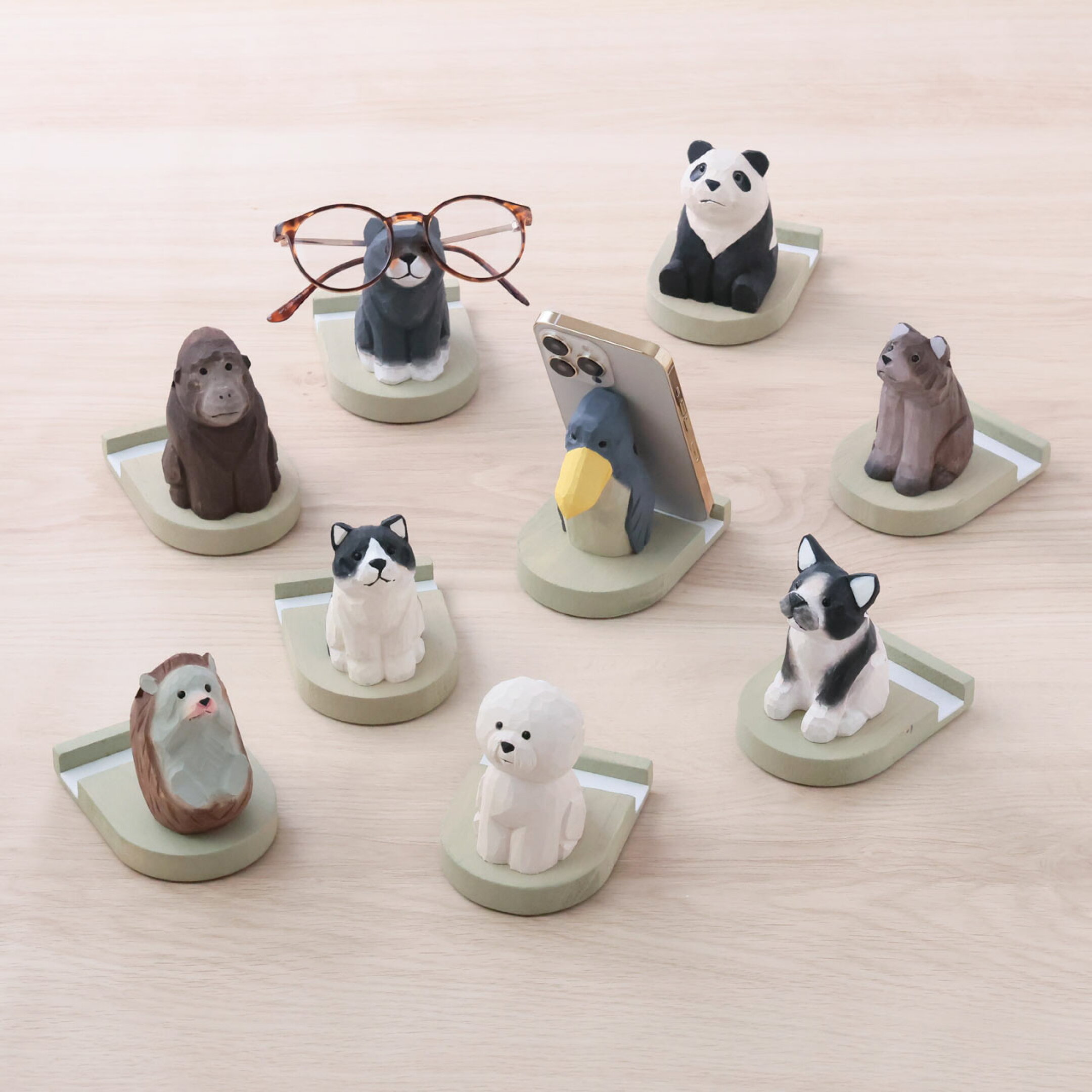 スマホと眼鏡をしっかり支えてくれるアニマルスタンド。可愛いだけでなく実用性もあるインテリア雑貨で、誕生日プレゼントやギフトにおすすめです。それぞれの動物には『幸運』『家内安全』などの意味が込められており、大切な人への想いを添えて贈れる特別なアイテムです。