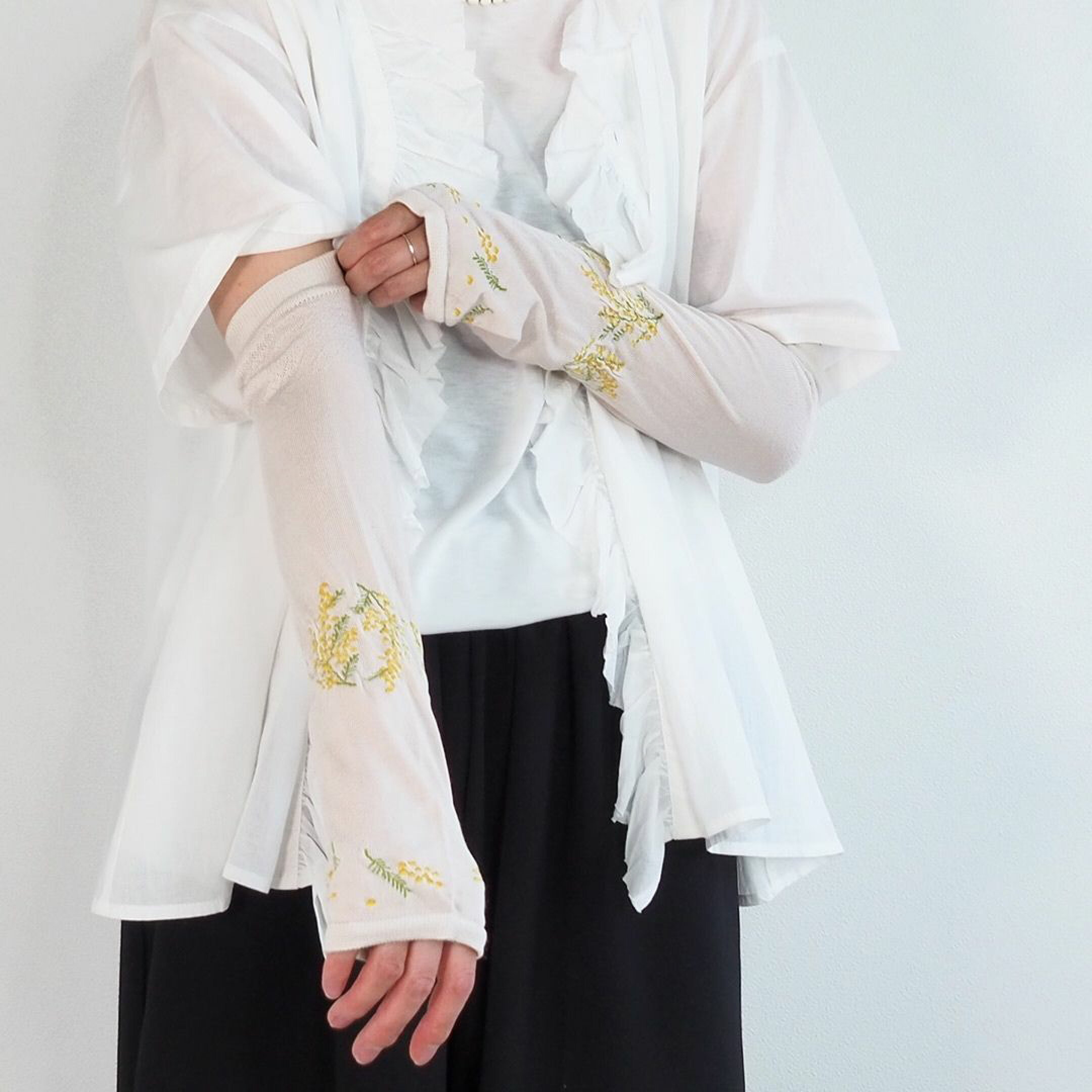40代・50代のお母さんに贈りたい、メゾンブランシュのおしゃれアームカバー。花柄の刺繍がシンプルながらコーディネートのポイントになります。ミドル丈は、必要な時にパッと着けて、さらっと外したいお母さんにおすすめのアイテム。接触冷感も嬉しいポイントです。