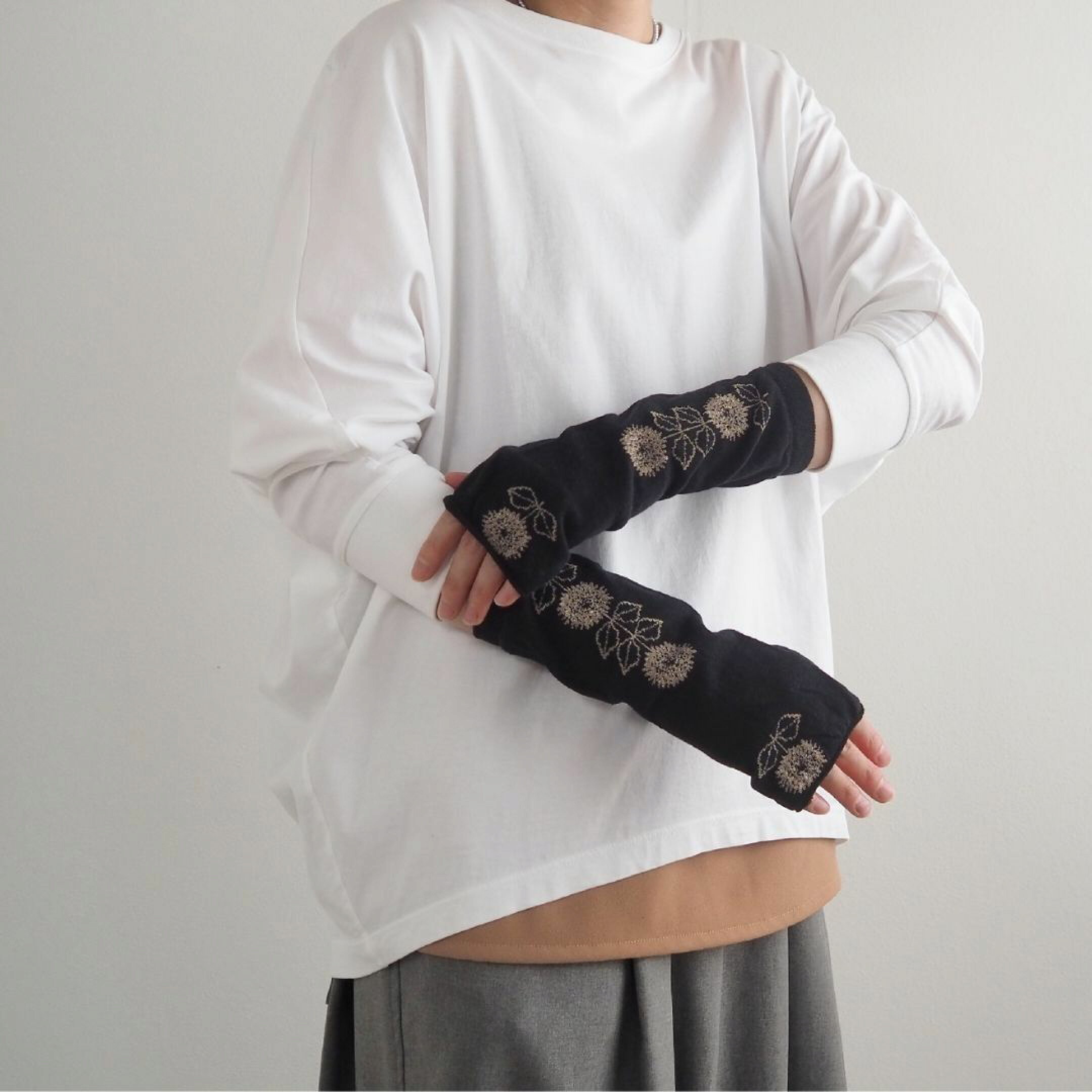 40代・50代のお母さんに贈りたい、メゾンブランシュのおしゃれアームカバー。花柄の刺繍がシンプルながらコーディネートのポイントになります。手軽につけ外しできるショート丈は、家事や仕事などシーンごとで年中使いたい実用派のお母さんへの母の日プレゼントに。