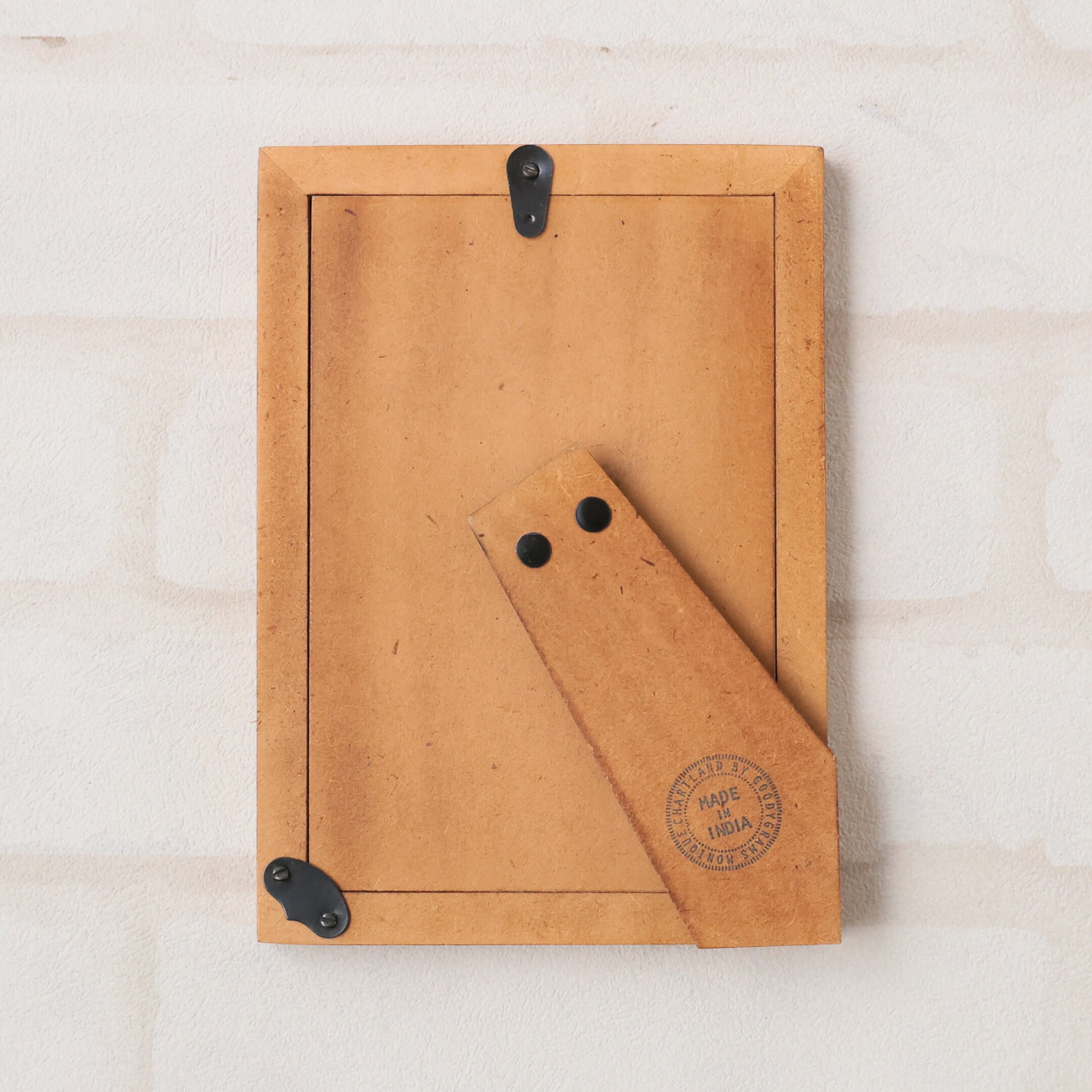 同系色のシェルを組み合わせたフォトフレームは、シンプルながら存在感のあるインテリア雑貨。どんなお部屋にも馴染むデザインで、フレーム部分のおしゃれなイラストがアクセントになります。誕生日プレゼントやギフトに贈れば、きっと喜ばれる一品です。