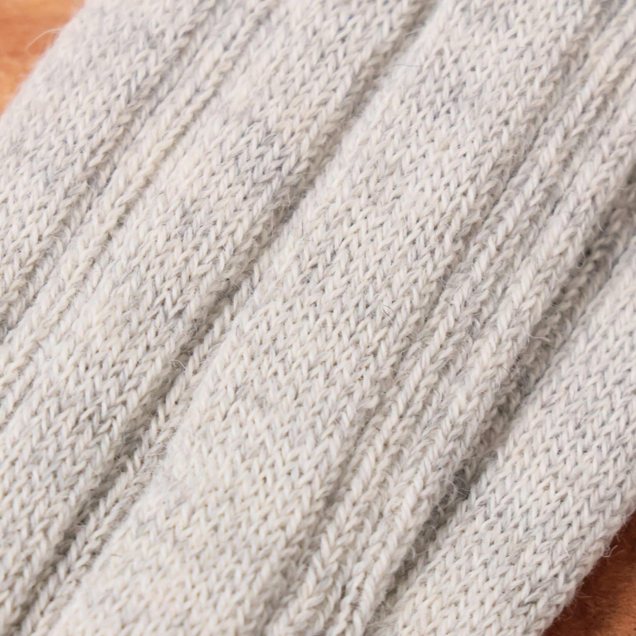 MAITE（マイテ）のレッグウォーマーは薄くて暖かく、デザインもシンプルで初心者さんにもおすすめのアイテムです。リブ編みでさりげなくおしゃれに。アームウォーマーとしても使用できる2WAY仕様で手元の冷え対策にも大活躍するため、ギフトにも重宝します。