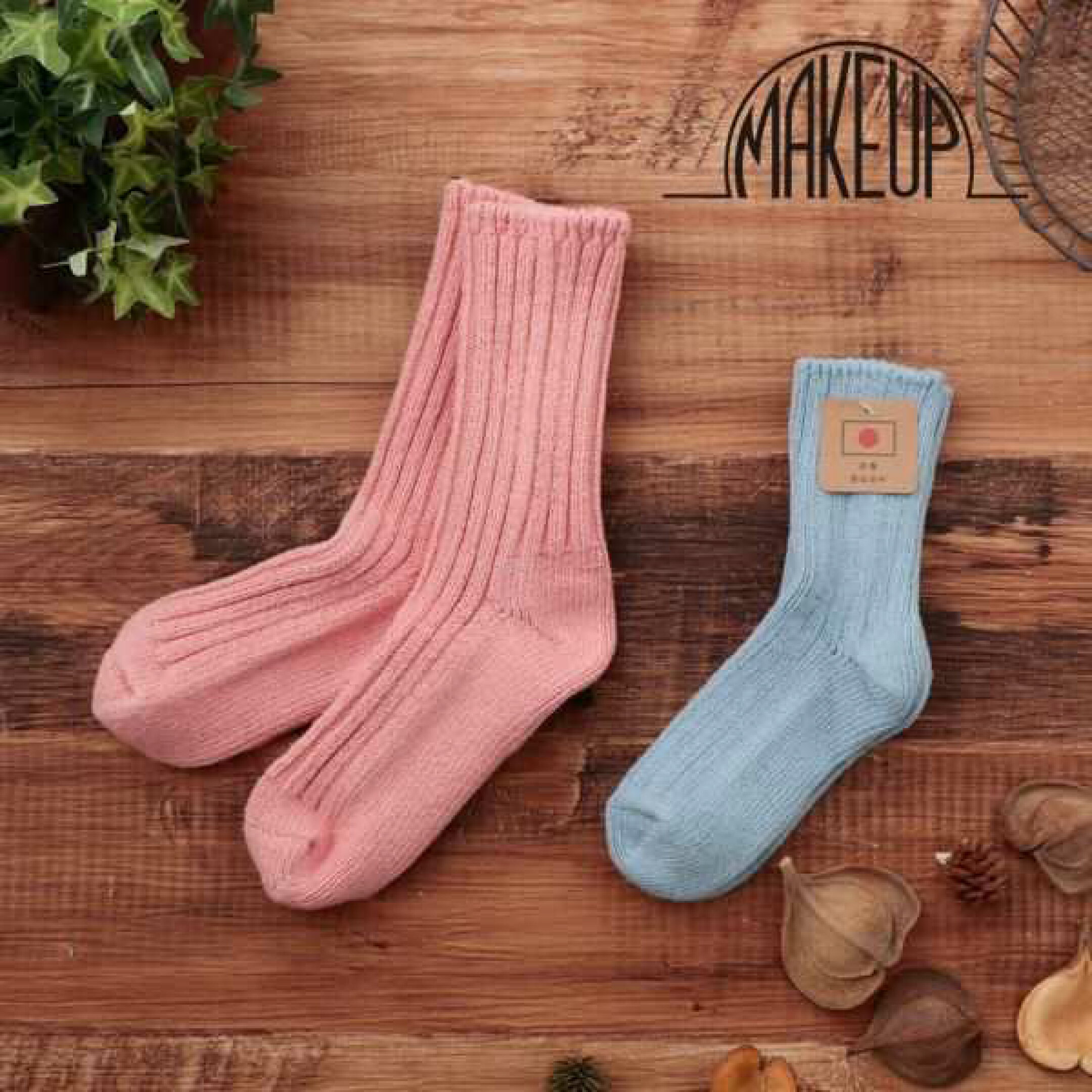 倉敷で染色・洗いをかけて仕上げた製品染めの靴下は、やわらかな色合いが魅力です。 1日に60足しか生産することができないほど手間暇と時間をかけて縫製されています。 色合い豊富なレディースとキッズの2足セットは親子でお揃いはもちろん、ギフトにもぴったりです！