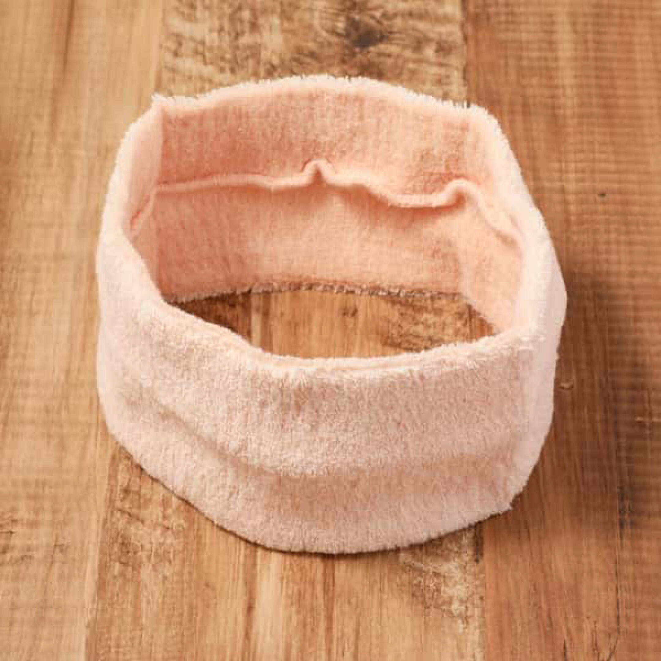 毎日の洗顔やメイク時間を心地よくするパイルヘアバンド。オーガニックコットン使用で柔らかく締め付け感が少なく、任敏感肌にも優しい設計。朝の慌ただしい時間や夜のリラックスタイムに活躍し、素材にこだわった上質な使い心地は、贈り物としても喜ばれるギフトです。