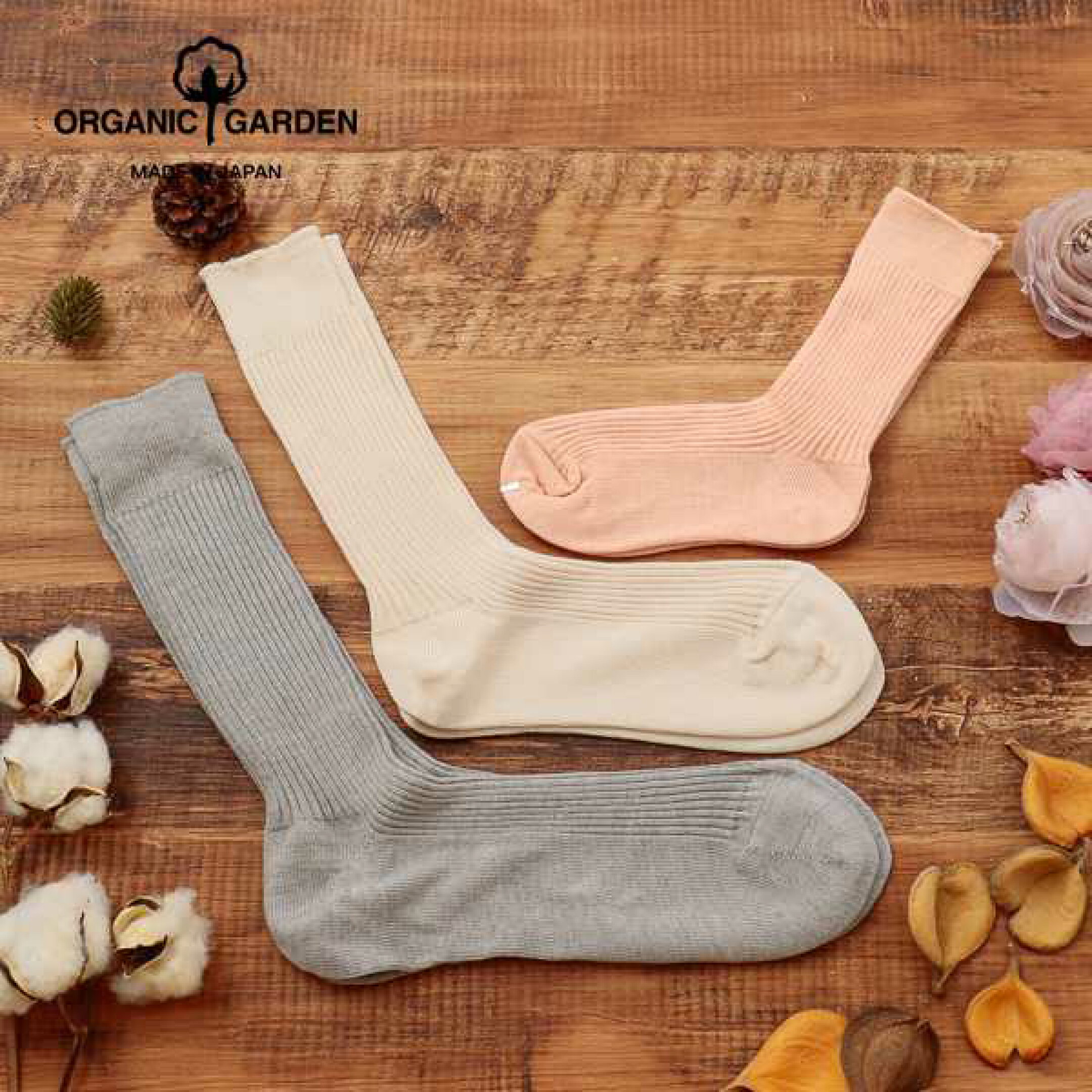 通常ソックスに入れるナイロン糸やポリウレタン糸を使用せずに綿のみで編み立てた綿100%の靴下です。 伸縮性のあるリブ編みでフィット性を出し、しめつけが苦手な方や敏感肌の方にオススメです。レディース、メンズ、キッズの3足セットで、結婚祝いギフトにぜひ。