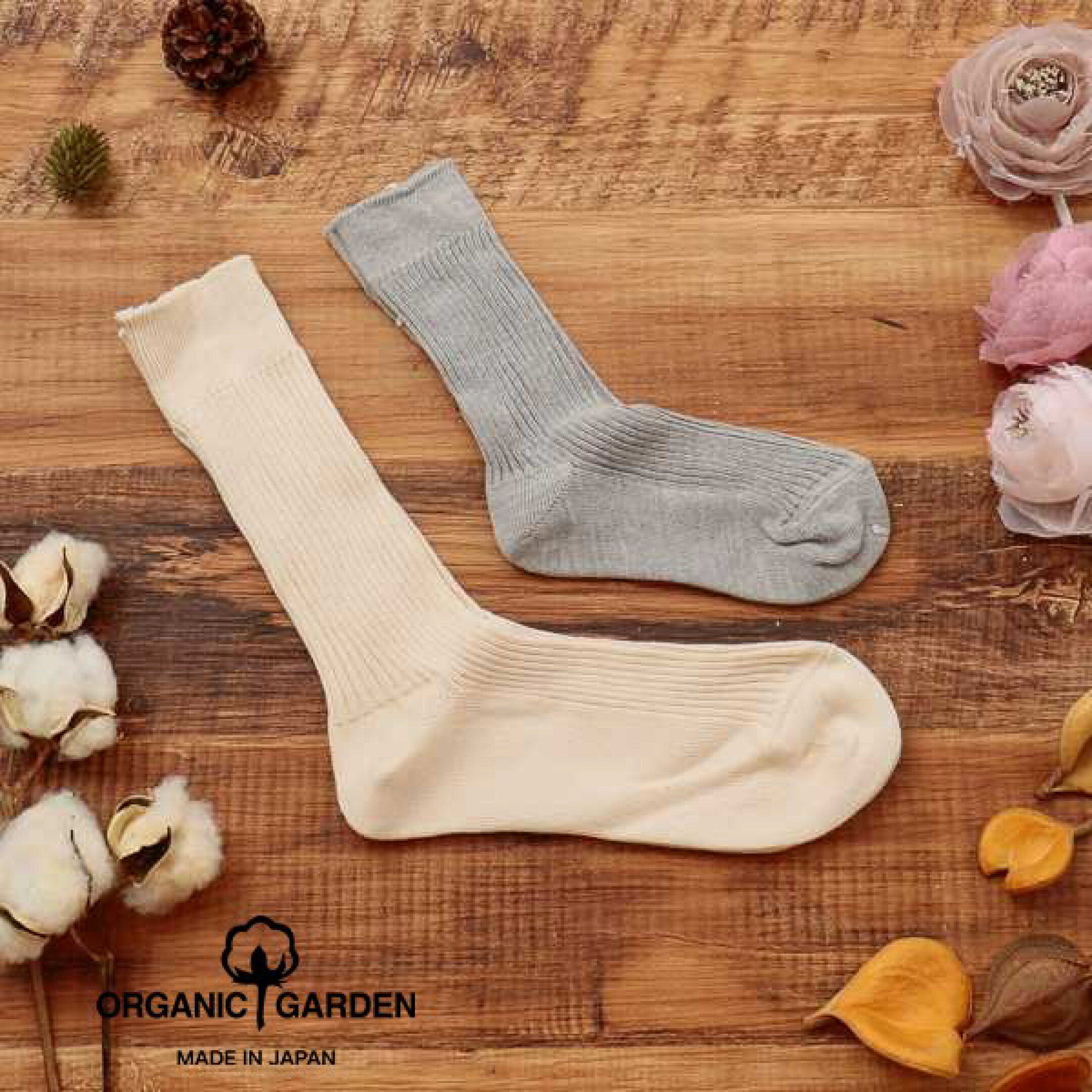 通常ソックスに入れるナイロン糸やポリウレタン糸を使用せずに綿のみで編み立てた綿100%の靴下。伸縮性のあるリブ編みでフィット性を出し、しめつけが苦手な方や敏感肌の方におすすめです。親子ソックスとして、お揃いのコーディネートをお楽しみいただけます。