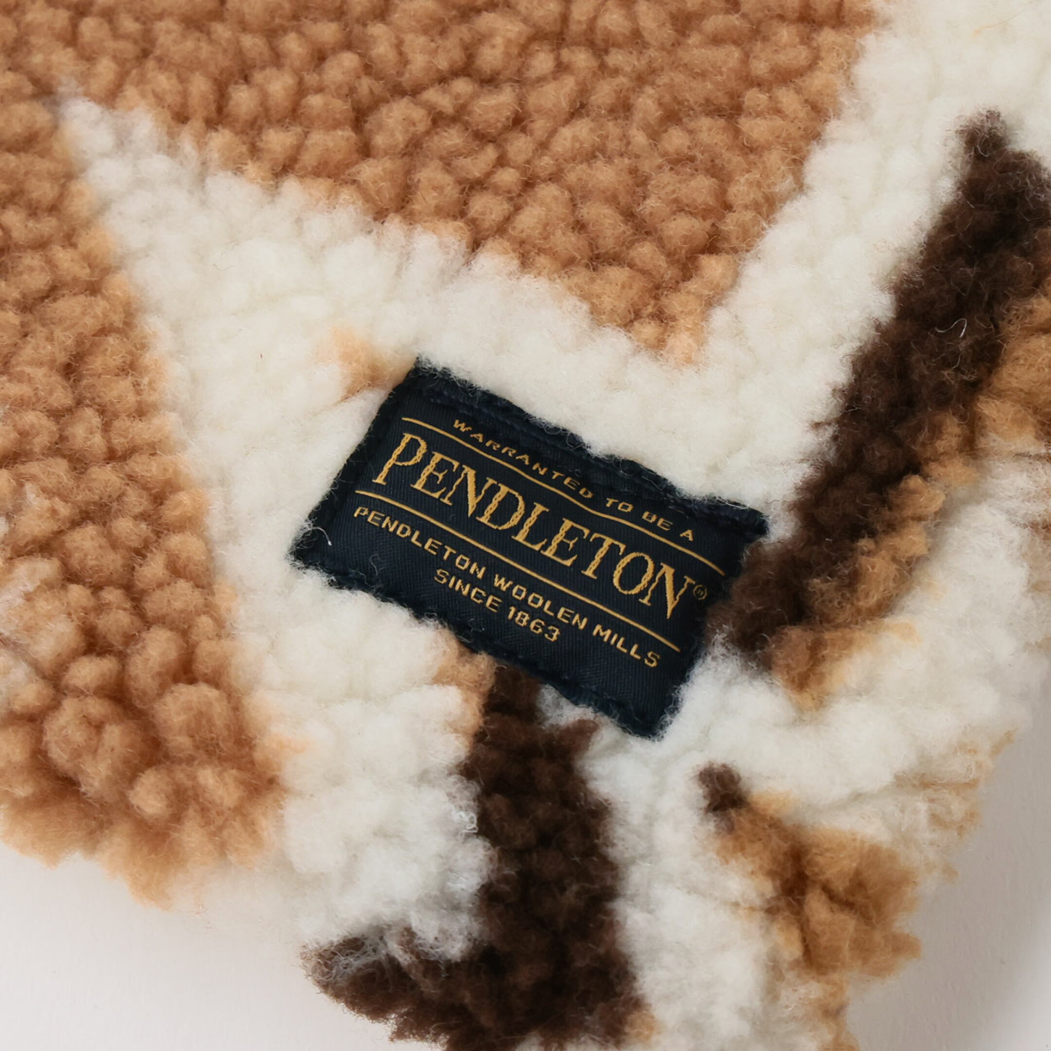 アメリカの老舗ブランド「ペンドルトン」のマフラー。ペンドルトンの伝統的な美しい柄を温かみのあるボアフリース素材に贅沢に落とし込んだ主役級マフラーです。おしゃれと防寒を両立したアイテムになっています。冬のプレゼントとしておすすめです。