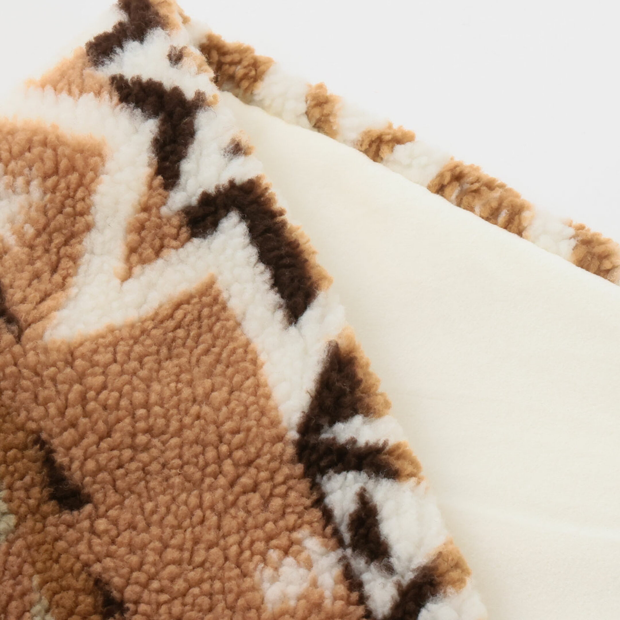 バレンタインに贈るチョコ以外のおしゃれギフト。おしゃれ好きな男性にはPENDLETONのマフラーがおすすめ。伝統的な美しいアメリカン・ネイティブな柄をボアフリースに落とし込み、温かみのある雰囲気に。主役級のマフラーは、小物で遊びたい方にぴったりです。