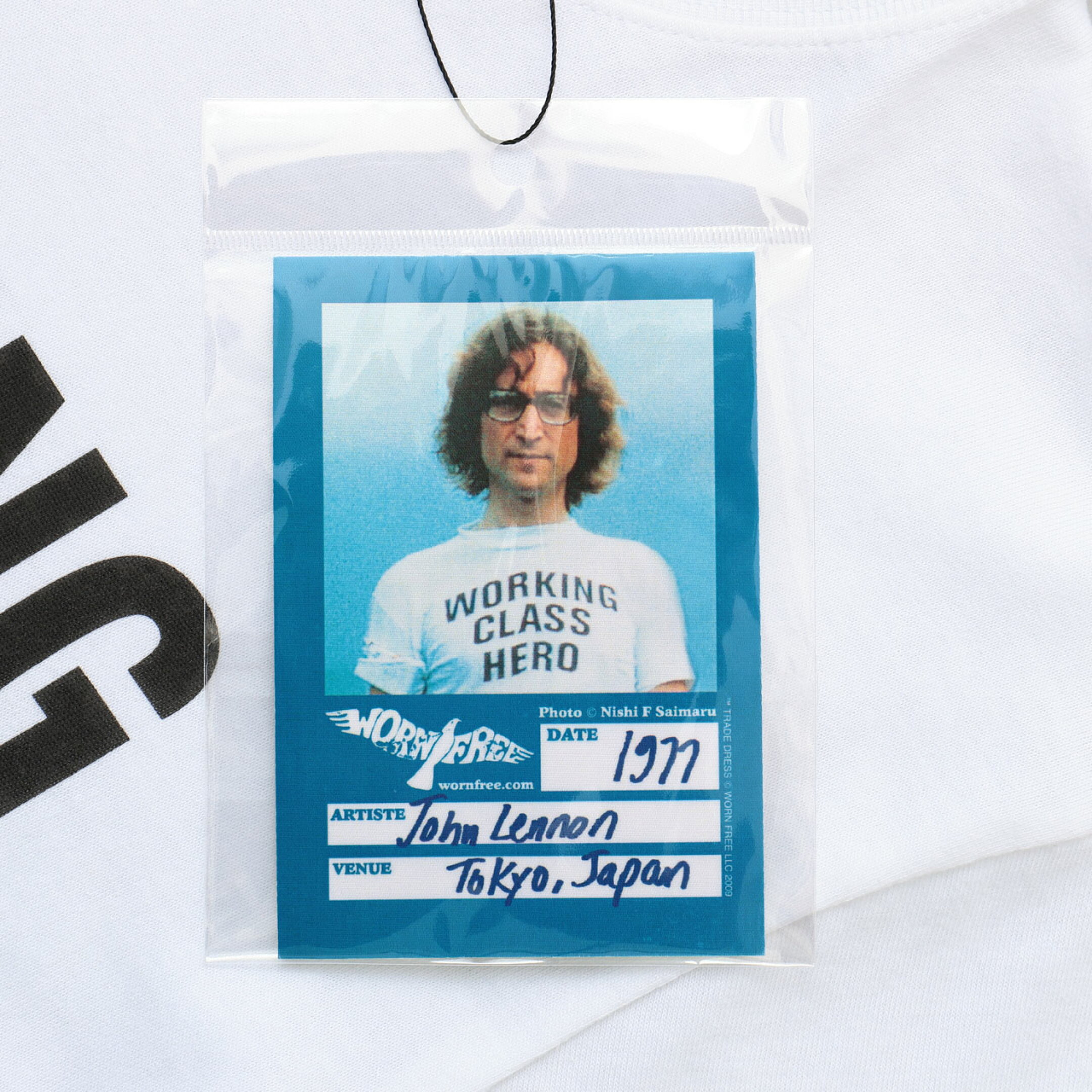 東京で撮影されたジョン・レノンが「Working Class Hero」Tシャツを着用している写真。