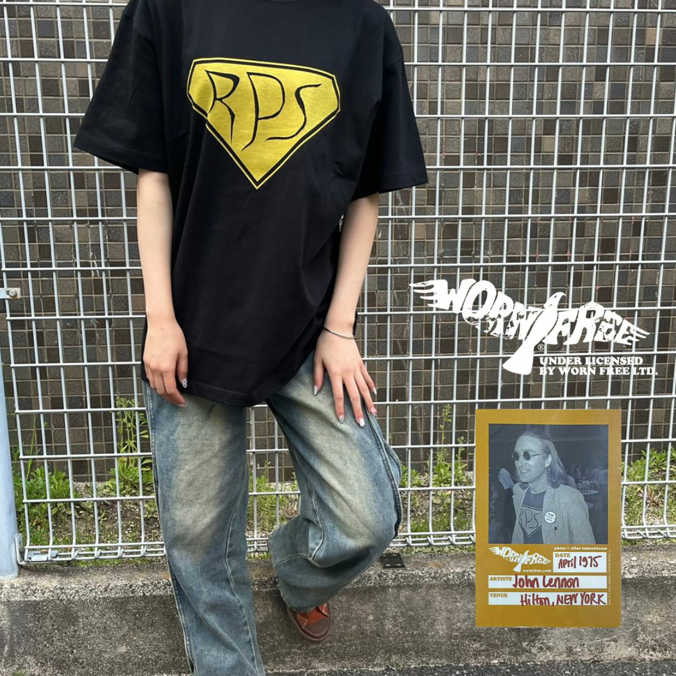 ジョン・レノンが公の場で行った最後のライブパフォーマンス日に着用したTシャツの復刻アイテム。Tシャツには、当時よく利用していたスタジオの略称をオーナーが手描きしたロゴがプリントされています。