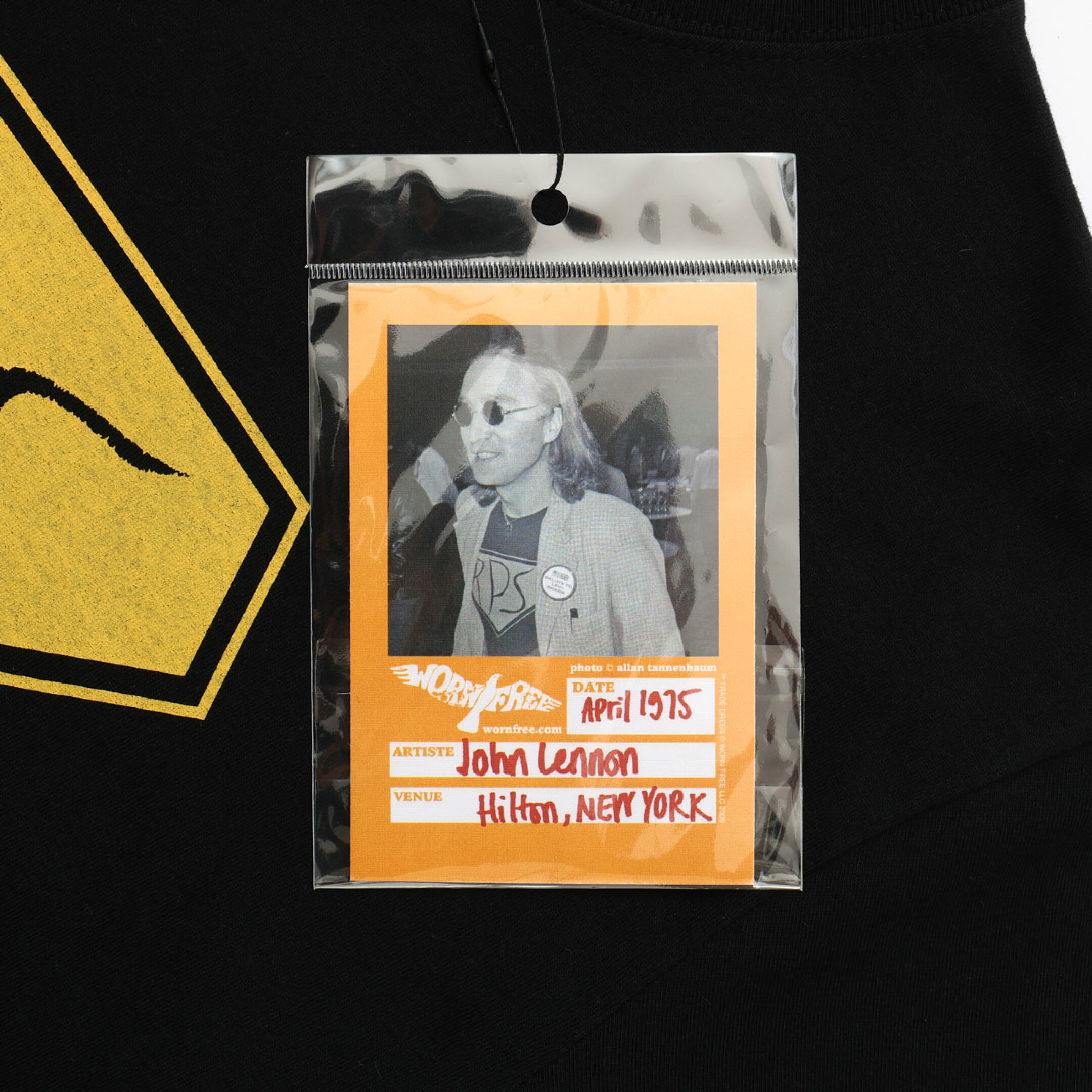1975年のニューヨーク・ヒルトン・ホテルで撮影された写真。ジョン・レノンが「RPS」Tシャツを着用して歩く姿が写っています。ジョン・レノンにとって、ビートルズファンや彼のファンにとって、この日が彼の最後のステージとなりました。