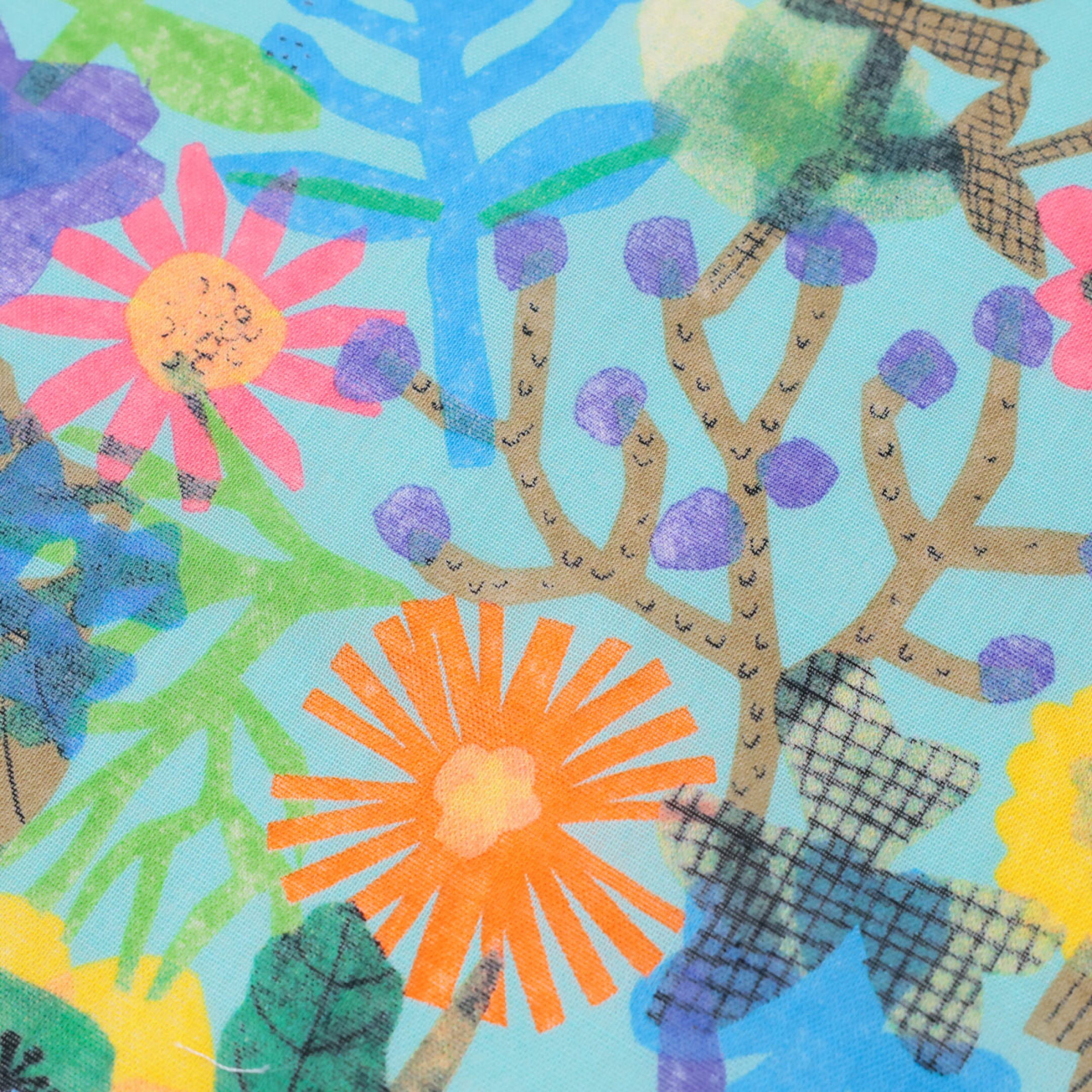 ひびのこづえデザインの大判ハンカチ「FLOWERS」。縦横58cmの綿100％で首元やバッグにアレンジ可能。水彩画のような美しい花柄は、上質な素材感と高級感で大切な方へのギフトに最適。専用ギフトボックスもあり、特別なプレゼントにおすすめです。