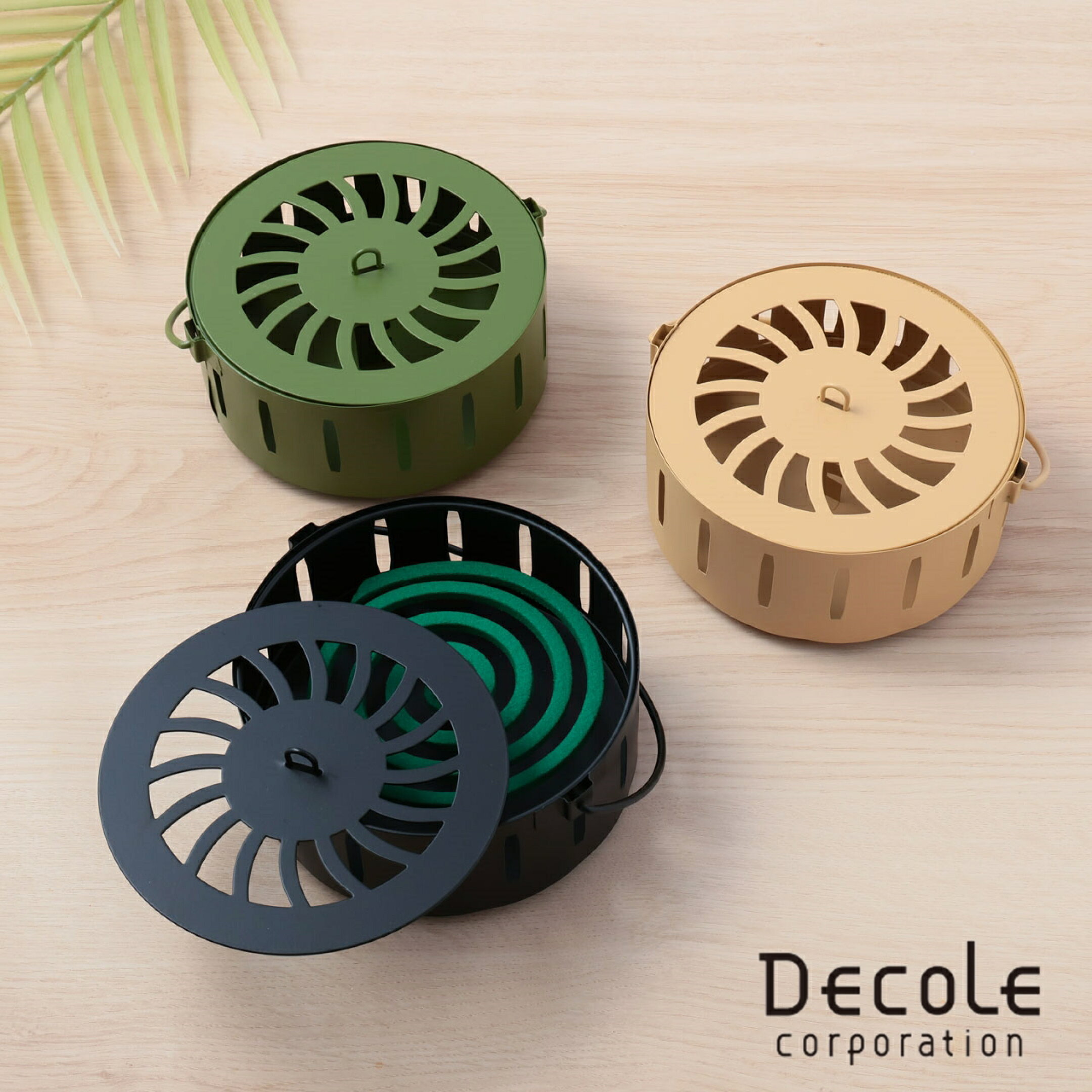 ベランダや縁側、玄関先などのリラックス空間に置いて使える蚊取り線香ホルダー。床置きと吊るして使える2WAY仕様です。シンプルなデザインでインテリアの邪魔をしません。