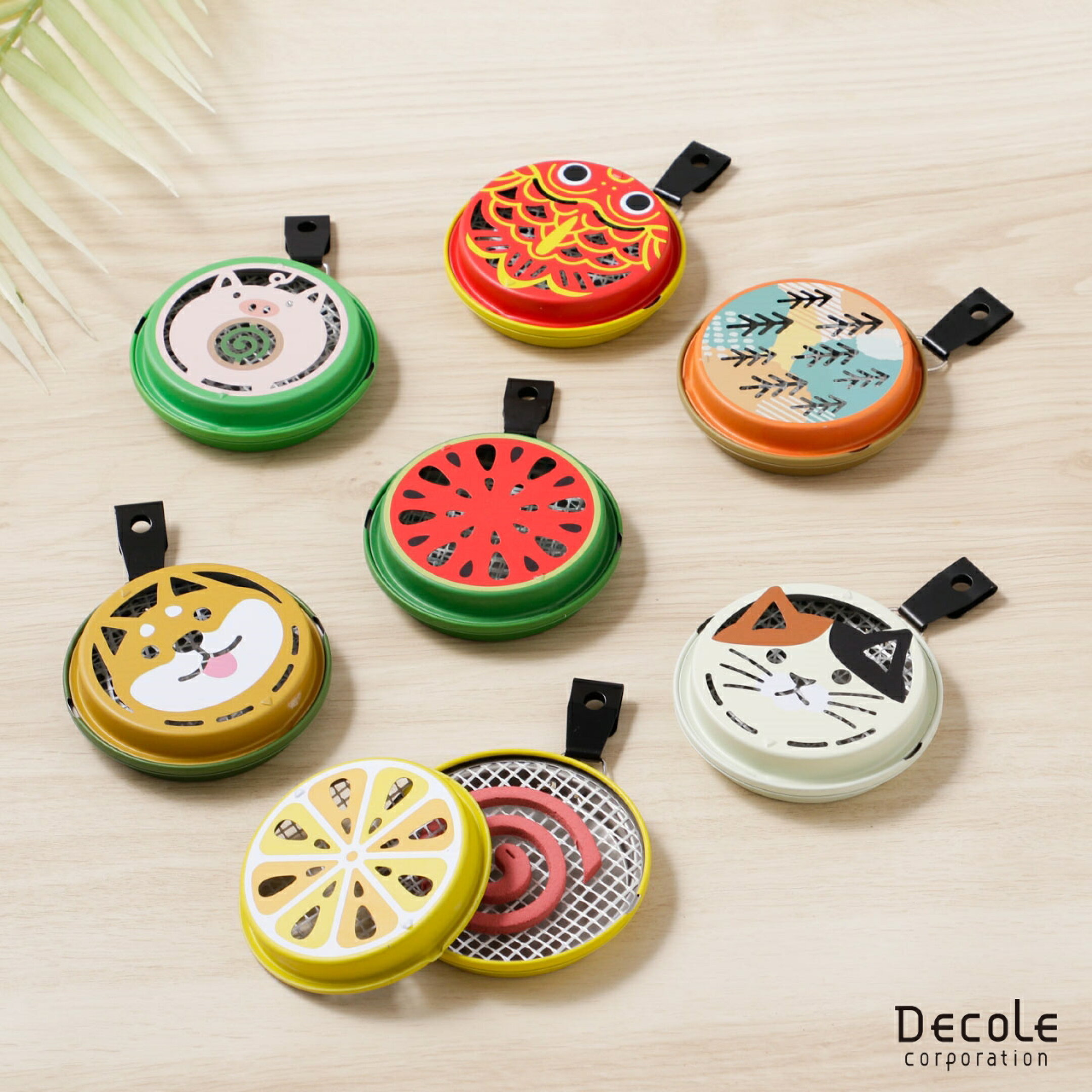 スイカや犬、猫、蚊遣り豚などの可愛い柄付きの蚊取り線香ホルダー。軽いので持ち運びも簡単です。